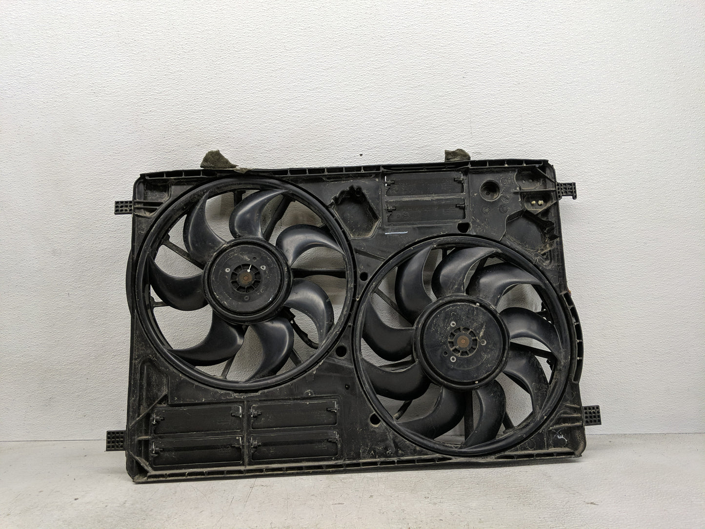 2017-2019 Ford Escape Electric Radiator Cooling Fan Motor Assembly P/N:EJ73-8C607-AG Fits Fits 2015 2016 2017 2018 2019 OEM