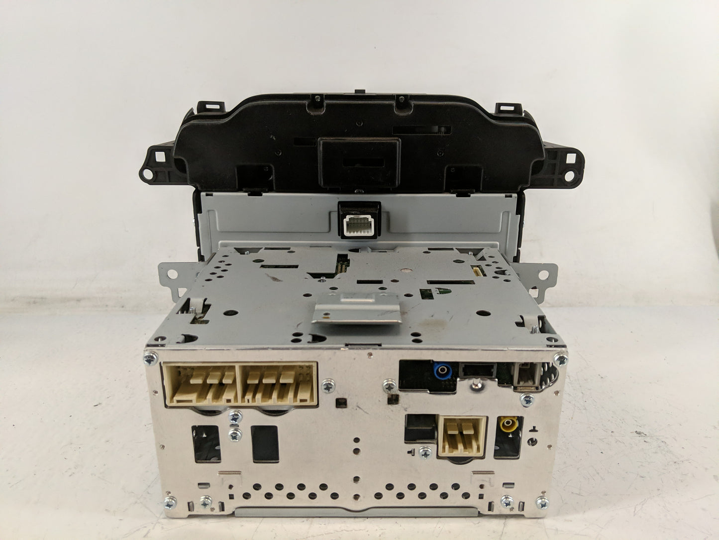 2017-2019 Kia Niro Radio AM FM Cd Player Receiver Replacement P/N:96160-G5010 Fits Fits 2017 2018 2019 OEM Used Auto Parts -