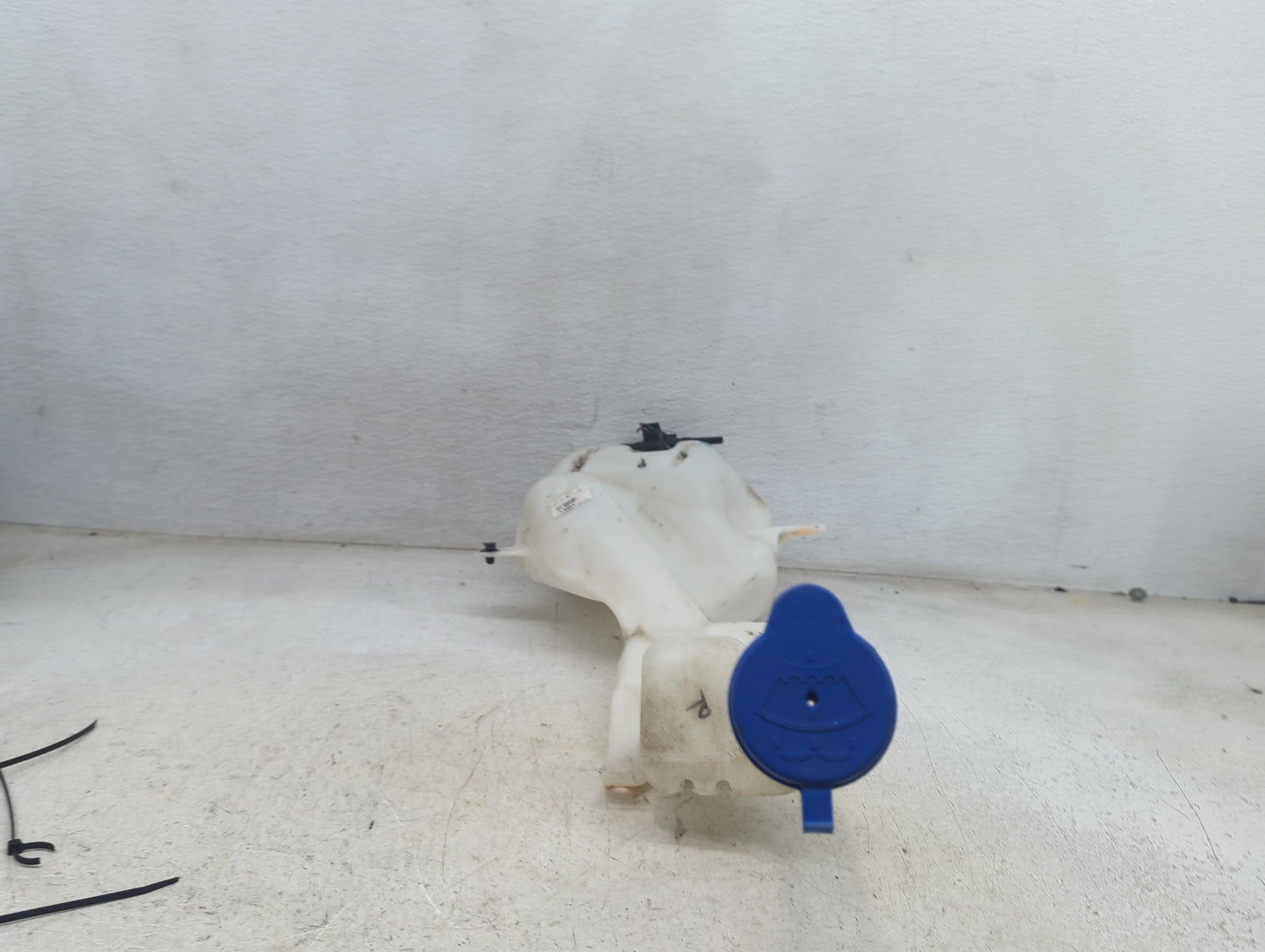 2018-2022 Ford Ecosport Windshield Washer Fluid Reservoir Bottle Oem 1473692 - Oemusedautoparts1.com