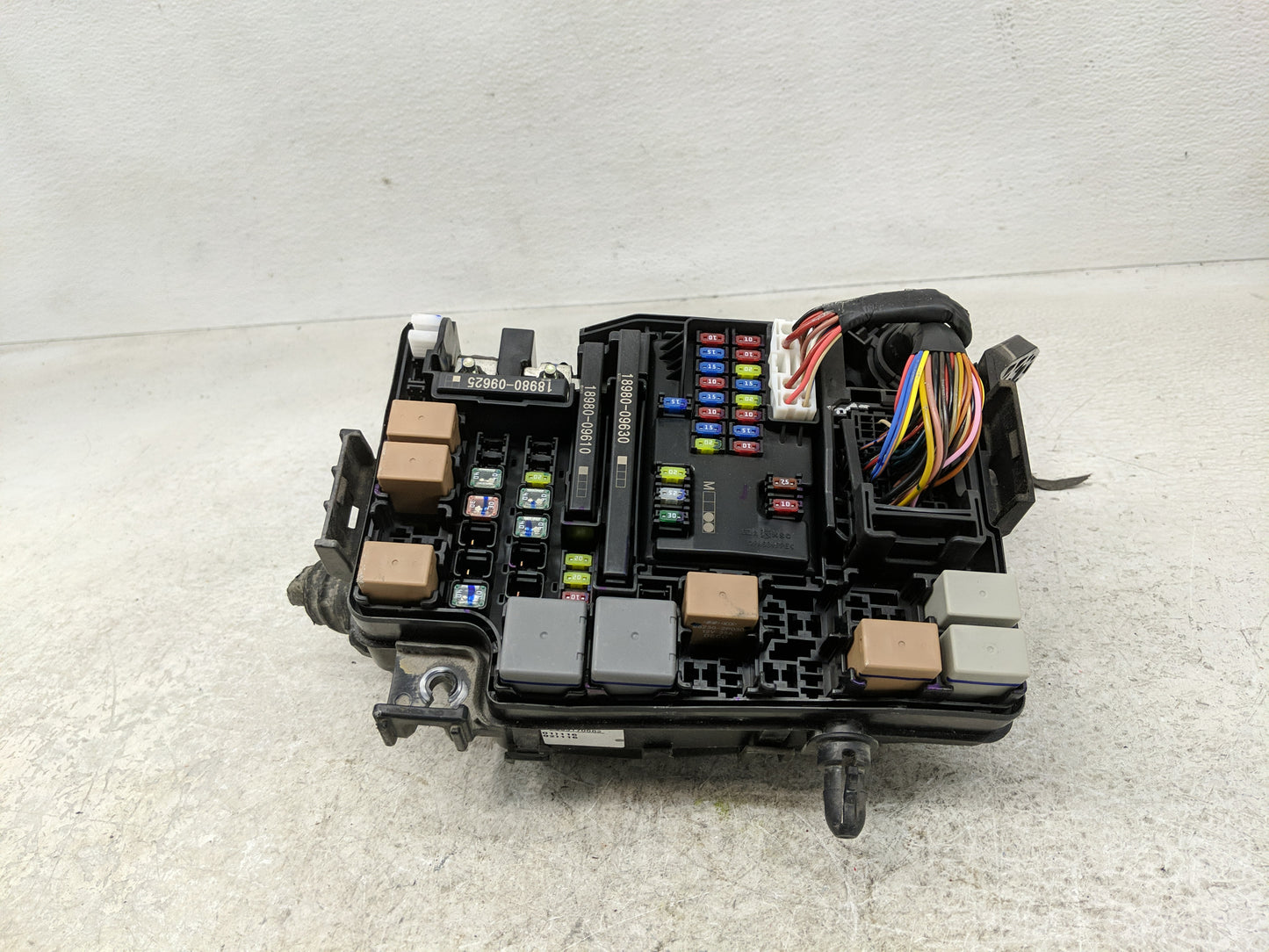 2019-2020 Hyundai Elantra Fusebox Fuse Box Panel Relay Module P/N:91956-F2025 Fits Fits 2019 2020 OEM Used Auto Parts - Oemu