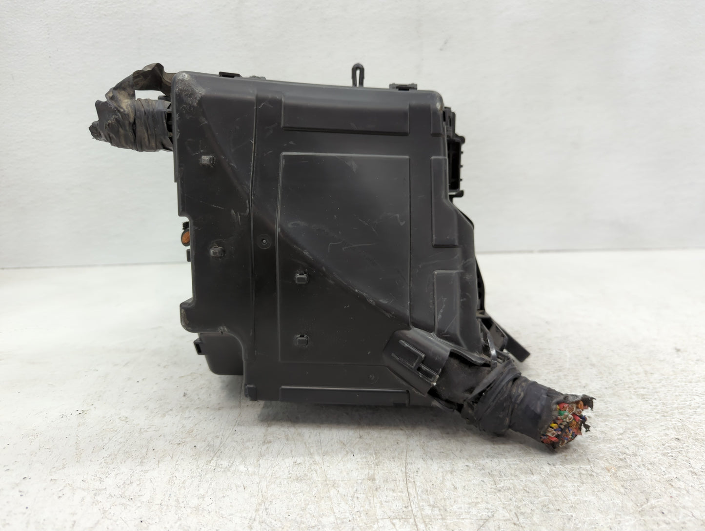 2019-2020 Hyundai Santa Fe Fusebox Fuse Box Panel Relay Module P/N:91200S2470TA Fits Fits 2019 2020 OEM Used Auto Parts - Oe