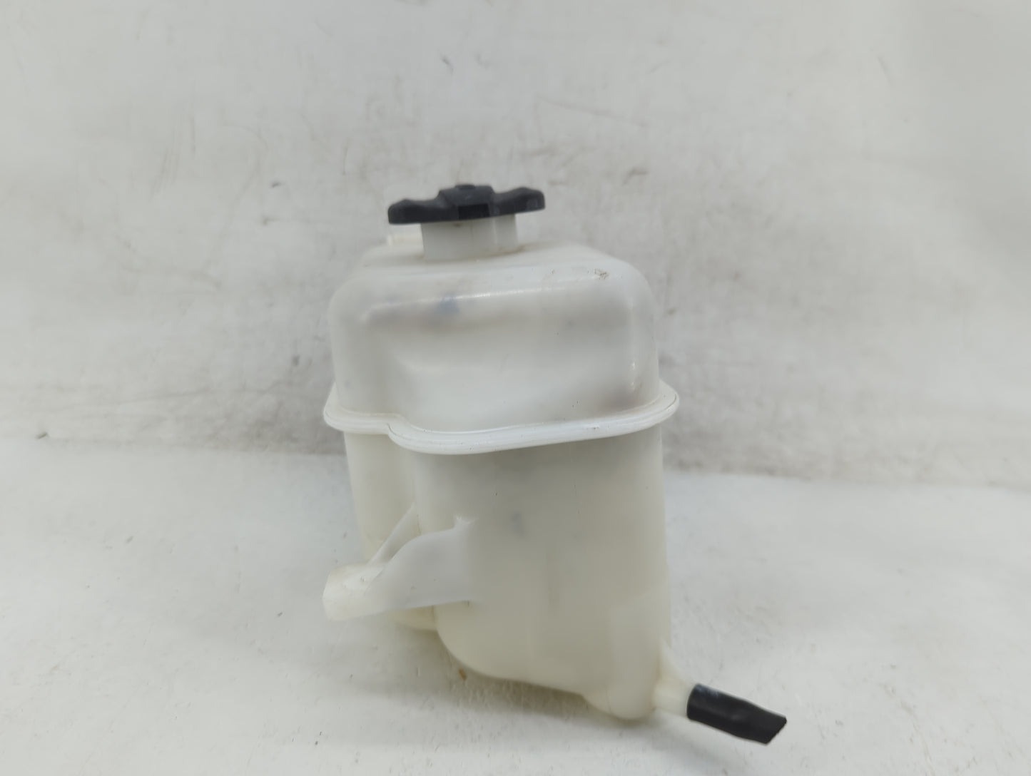 2019 Hyundai Santa Fe Radiator Coolant Overflow Expansion Tank Bottle 1391011 - Oemusedautoparts1.com