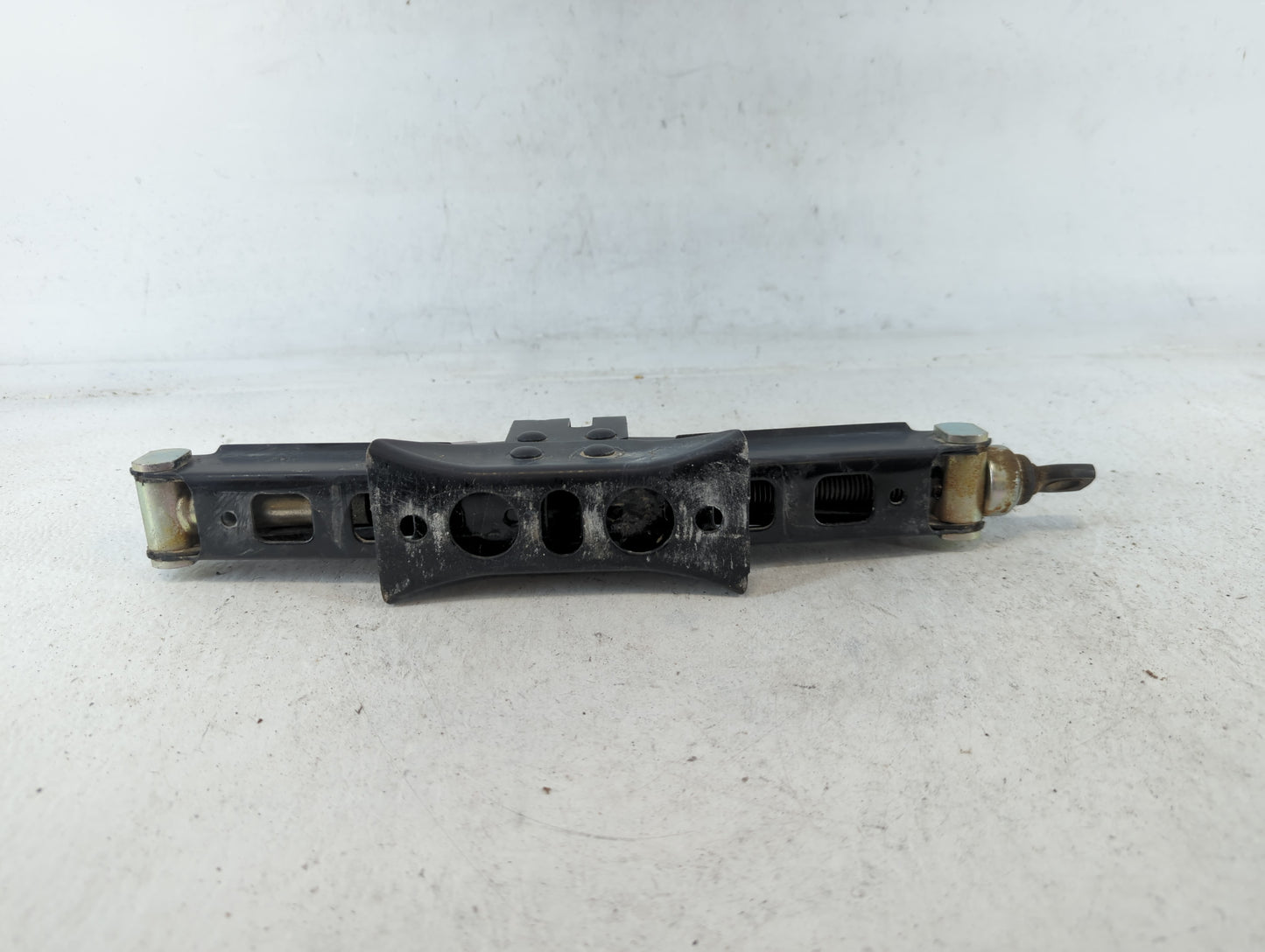 2020 Kia Rio Spare Scissor Car Jack - Oemusedautoparts1.com
