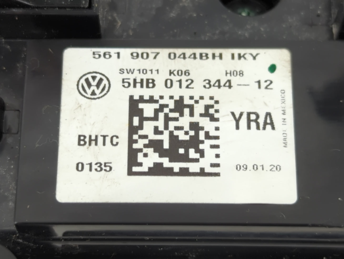 2020 Volkswagen Passat Climate Control Module Temperature AC/Heater Replacement P/N:5HB 012 344 - 12 Fits OEM Used Auto Part