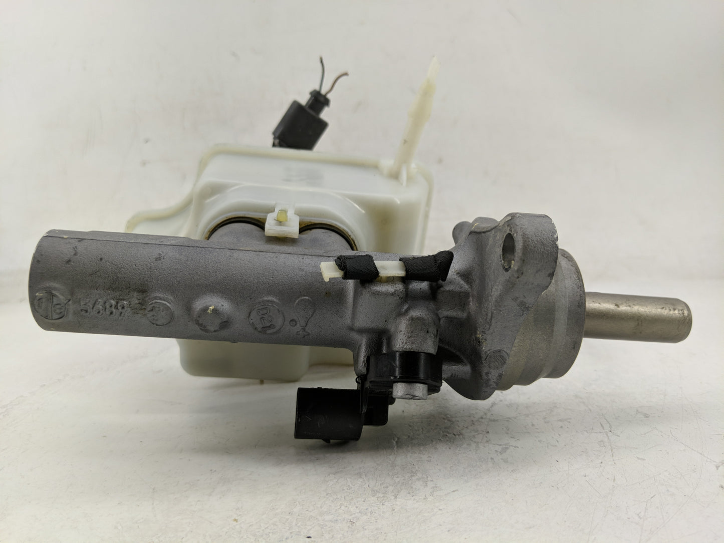2016-2020 Volkswagen Passat Brake Master Cylinder - Oemusedautoparts1.com