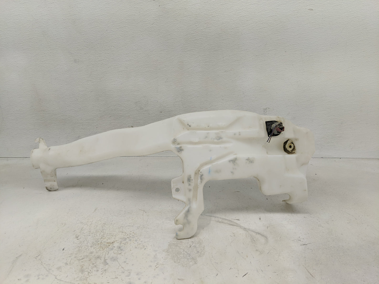 2018-2020 Volkswagen Tiguan Windshield Washer Fluid Reservoir Bottle Oem - Oemusedautoparts1.com