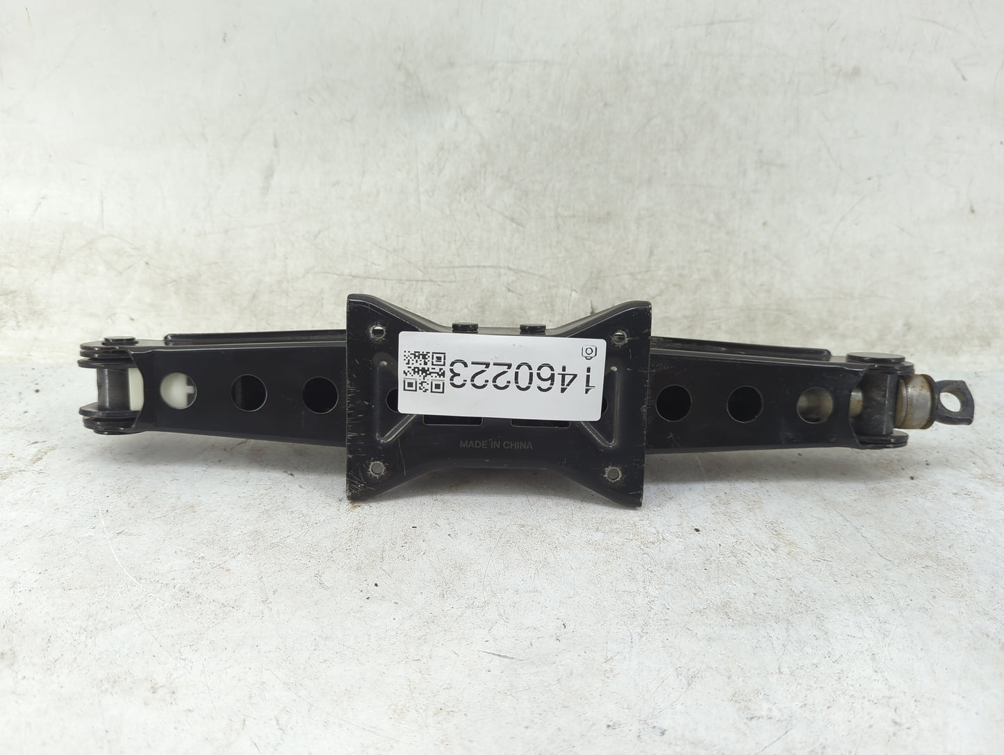2020 Volkswagen Tiguan Spare Scissor Car Jack Black - Oemusedautoparts1.com