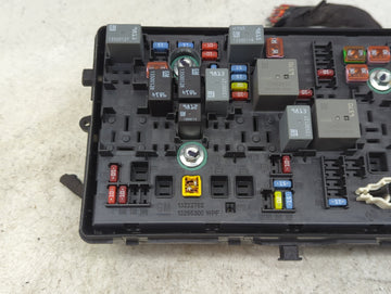 2020-2022 Chevrolet Colorado Fusebox Fuse Box Panel Relay Module P/N:84616960 13222782, 13255300 Fits Fits 2020 2021 2022 OEM Used Auto Parts