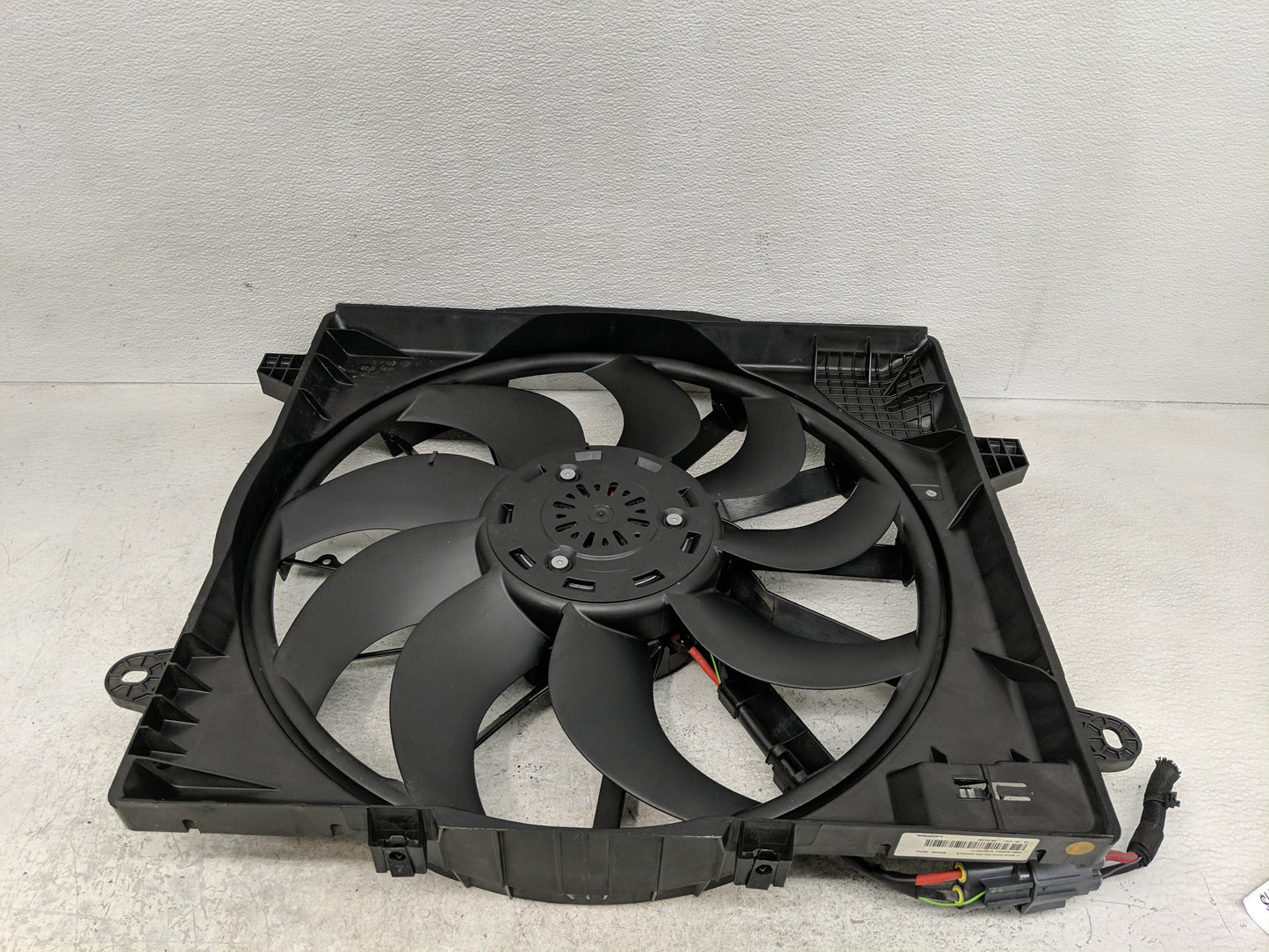2021-2022 Jeep Wrangler Electric Radiator Cooling Fan Motor Assembly P/N:68518025AA C65177-140 Fits Fits 2021 2022 OEM Used
