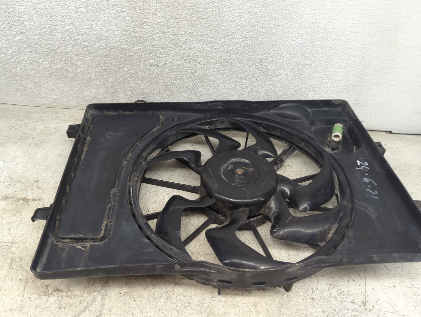 2019-2022 Kia Forte Electric Radiator Cooling Fan Motor Assembly P/N:25380M6000 25304M7000 Fits Fits 2019 2020 2021 2022 OEM