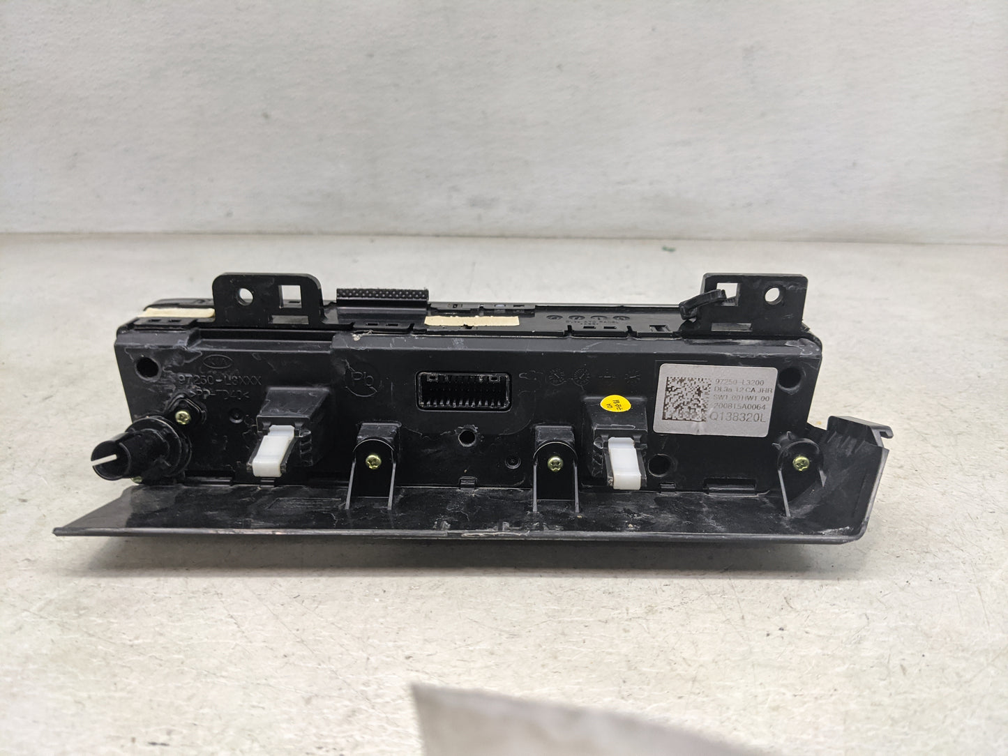 2021 Kia K5 Climate Control Module Temperature AC/Heater Replacement P/N:97250-L3200 Fits OEM Used Auto Parts - Oemusedautop