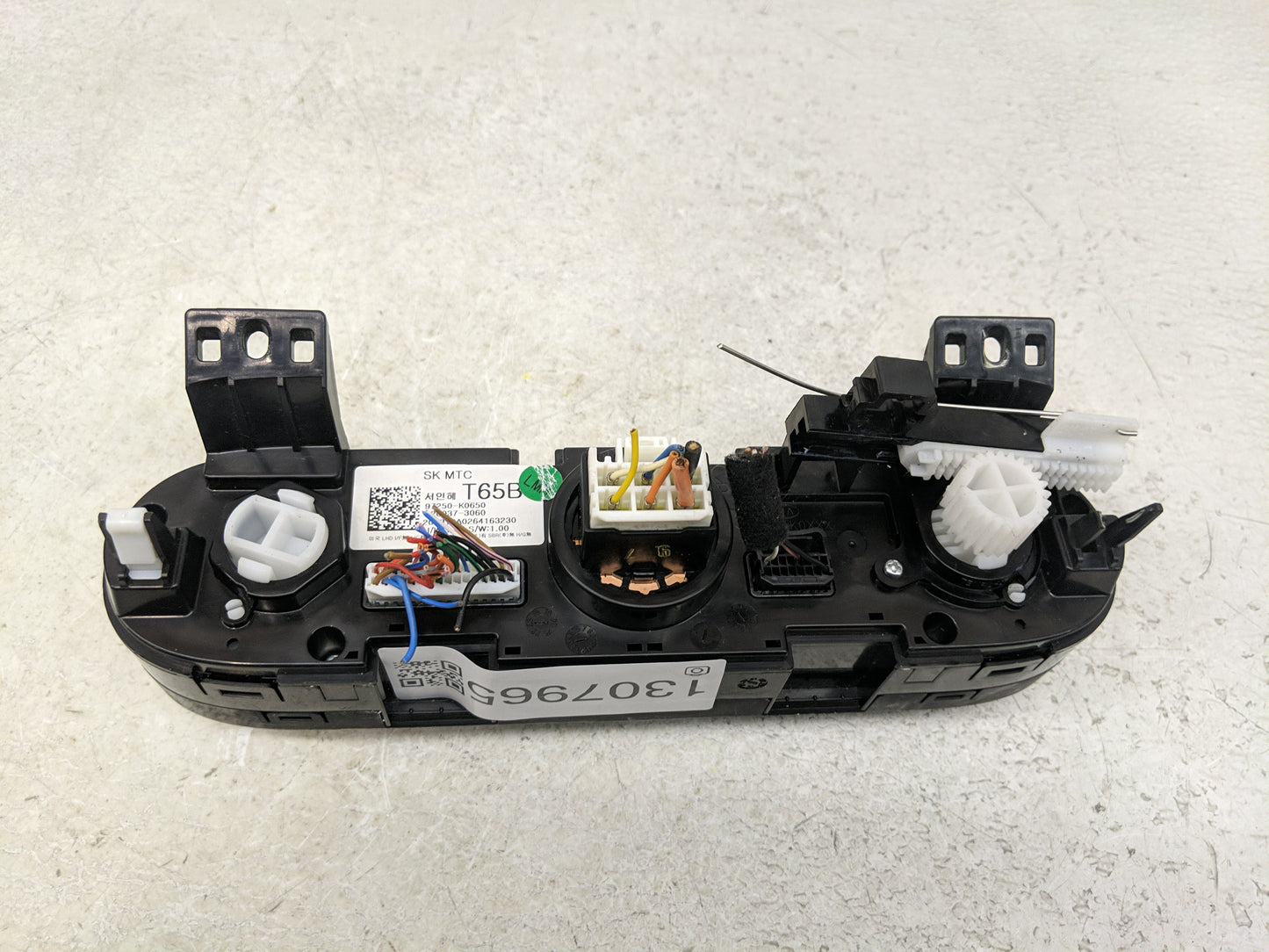 2020-2021 Kia Soul Climate Control Module Temperature AC/Heater Replacement P/N:97250-K0650 Fits Fits 2020 2021 OEM Used Aut
