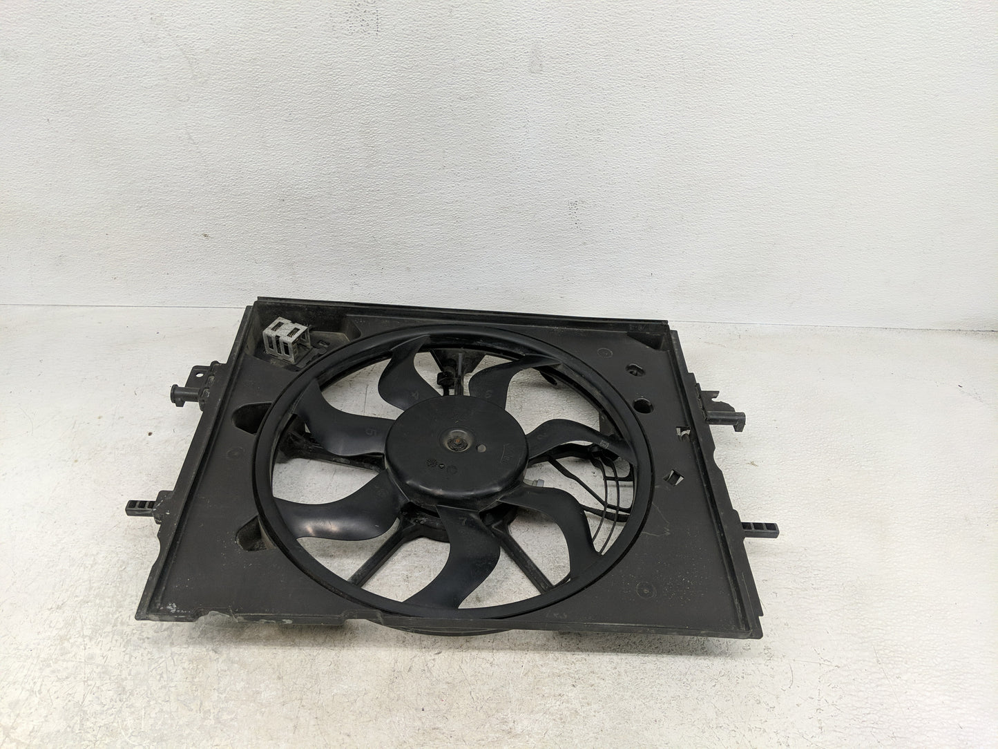 2020-2022 Nissan Sentra Electric Radiator Cooling Fan Motor Assembly P/N:214816LB0B Fits Fits 2020 2021 2022 OEM Used Auto P