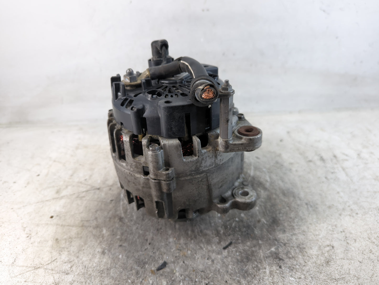 2021-2022 Volkswagen Atlas Alternator Replacement Generator Charging Assembly Engine OEM P/N:06K 903 026 A Fits OEM Used Aut