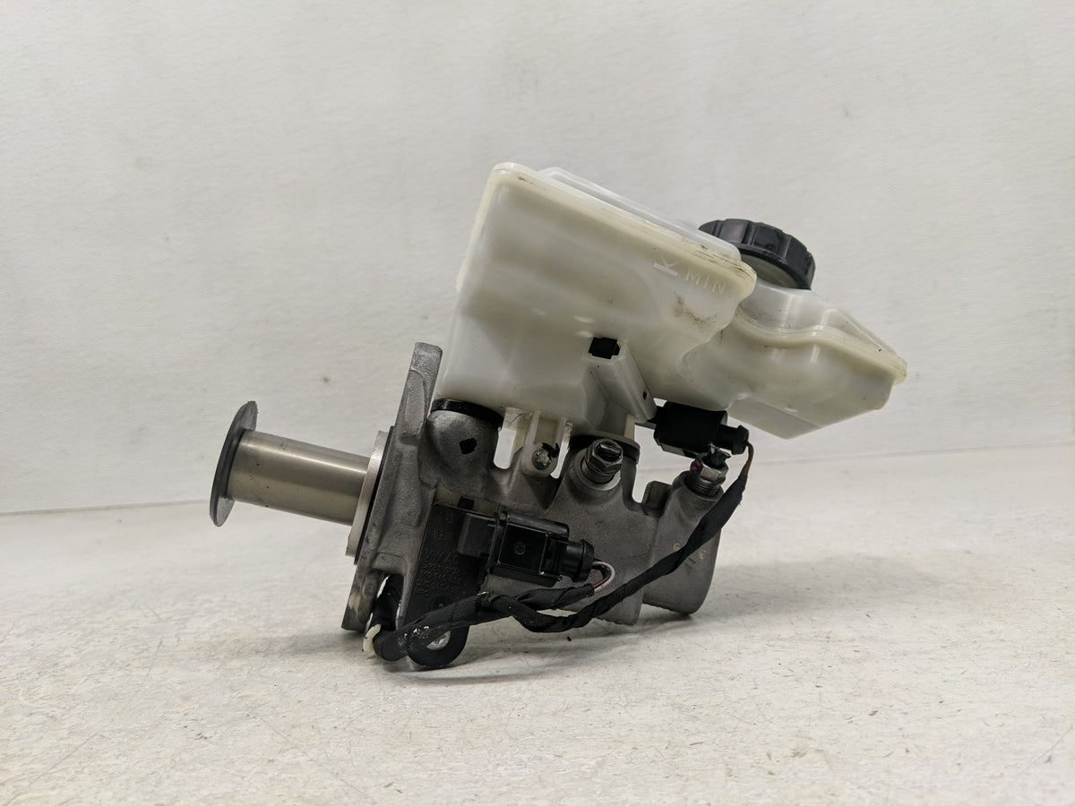 2018-2022 Volkswagen Tiguan Brake Master Cylinder 1302371 - Oemusedautoparts1.com