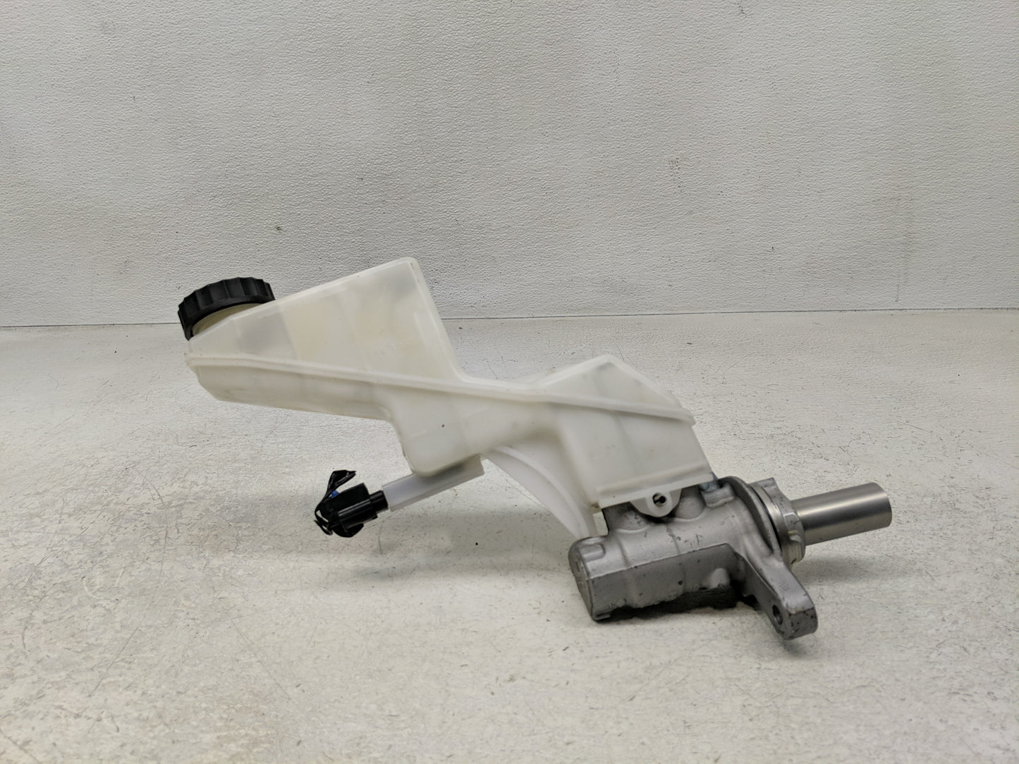 2021-2022 Nissan Rogue Brake Master Cylinder 1302583 - Oemusedautoparts1.com