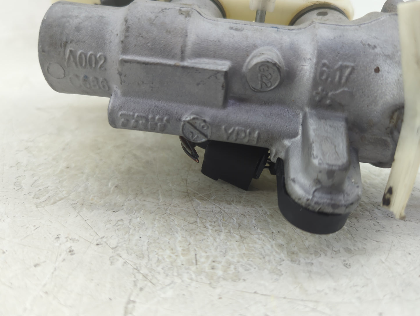 Volkswagen Atlas Brake Master Cylinder 1383243 - Oemusedautoparts1.com