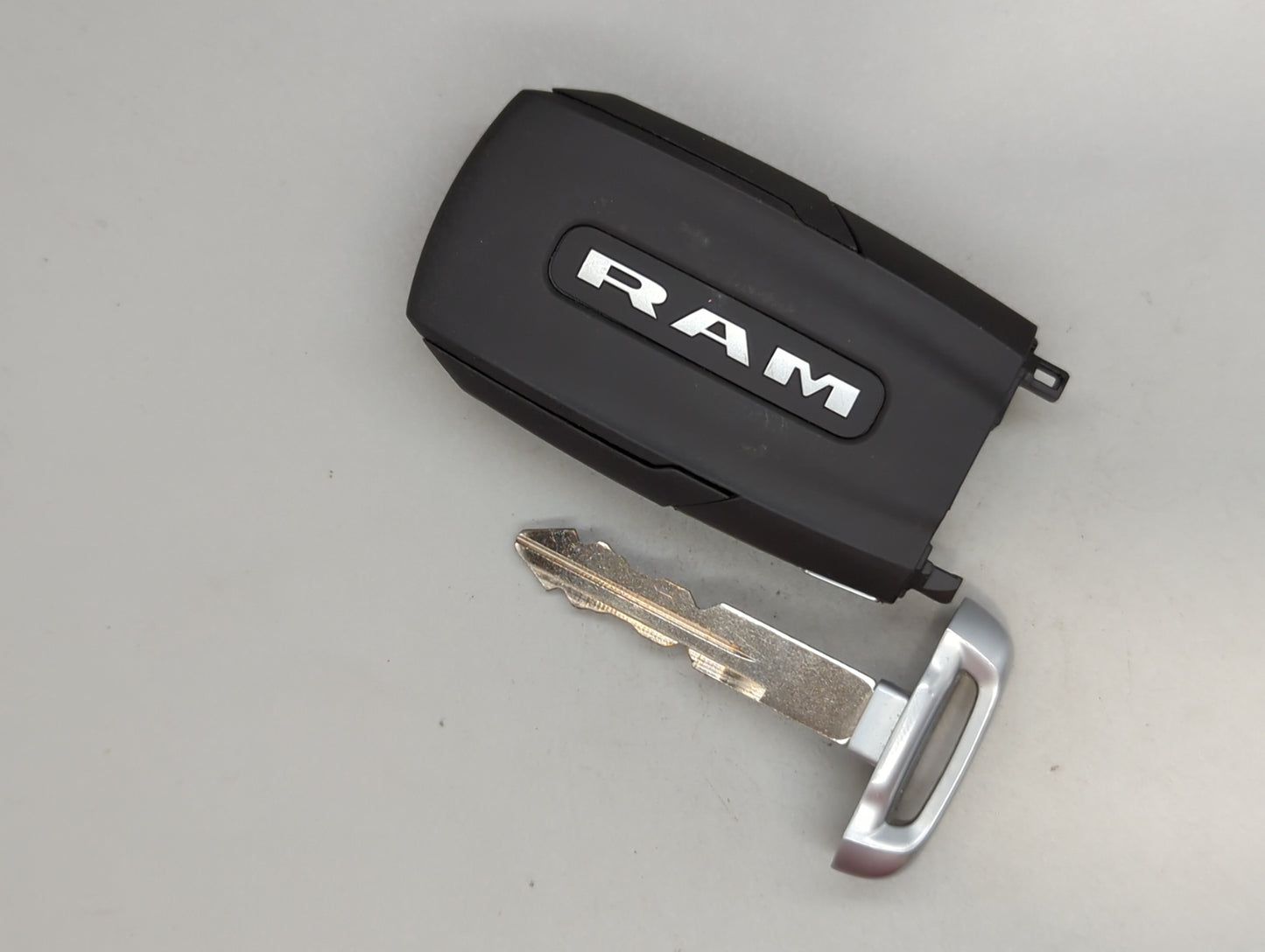 Ram 1500 Keyless Entry Remote Fob OHT-4882056 3 buttons - Oemusedautoparts1.com