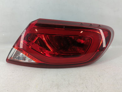 2015-2016 Chrysler 200 Tail Light Assembly Passenger Right OEM P/N:BDM92402000 Fits 2015 2016 OEM Used Auto Parts
