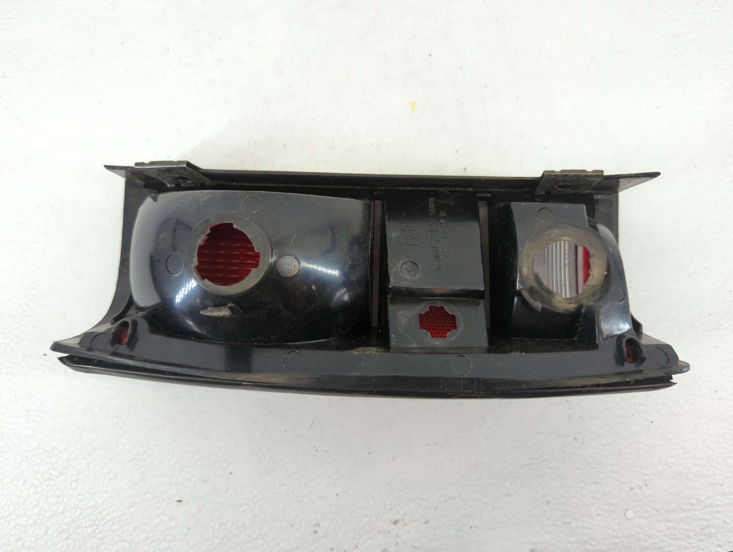 1994 Gmc S15 Tail Light Assembly Passenger Right OEM P/N:5973320 5973319, SAE AIRST 3 85 DOT TAIWAN, TYC 11-I324-IB Fits OEM Used Auto Parts - Oemusedautoparts1.com