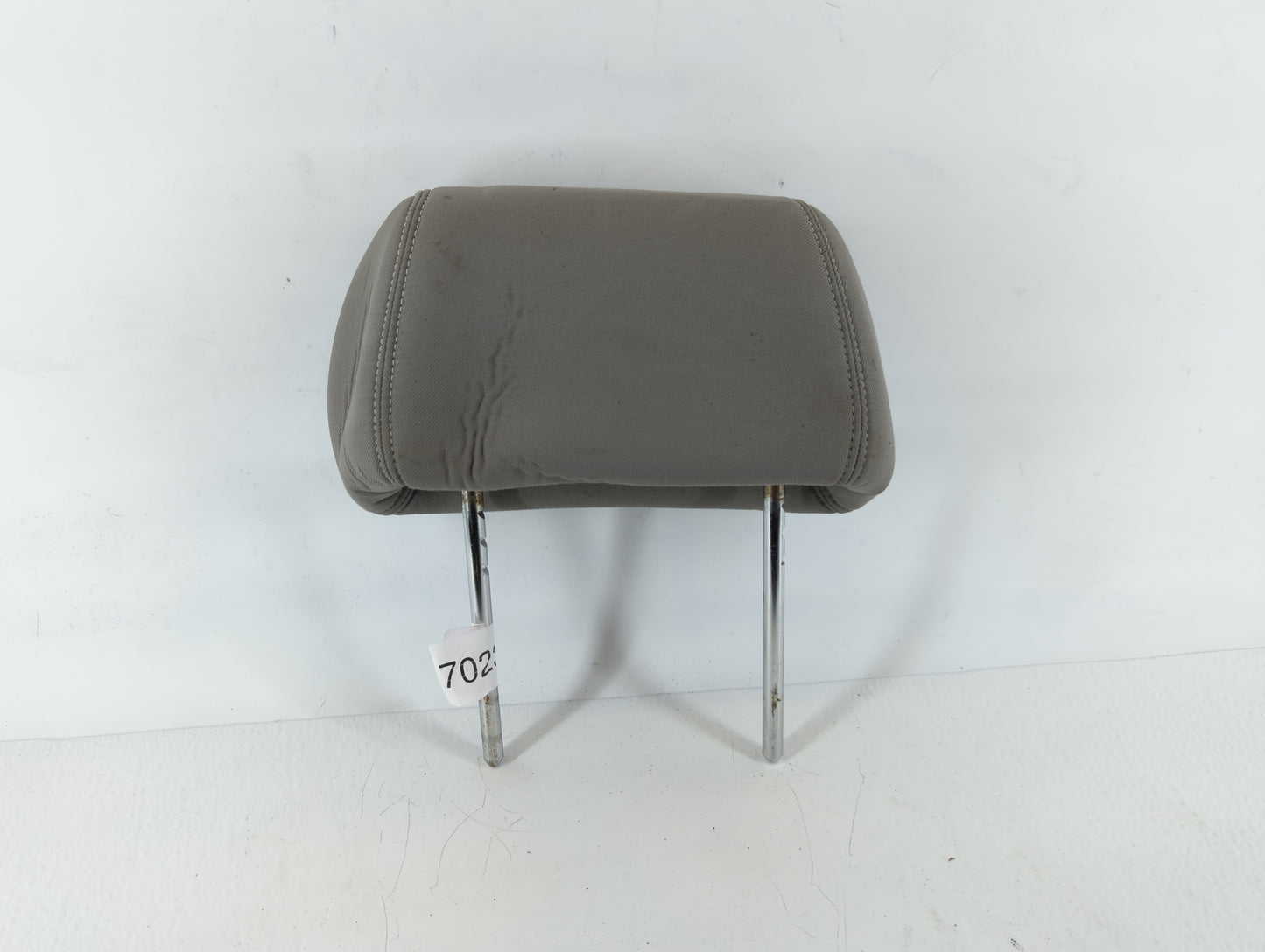 2008-2009 Saturn Aura Headrest Head Rest Rear Seat Fits Fits 2008 2009 OEM Used Auto Parts - Oemusedautoparts1.com