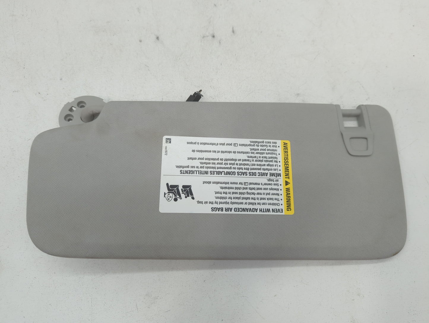 2018-2022 Chevrolet Traverse Sun Visor Shade Replacement Passenger Right Mirror Fits Fits 2018 2019 2020 2021 2022 OEM Used Auto Parts - Oemusedautoparts1.com