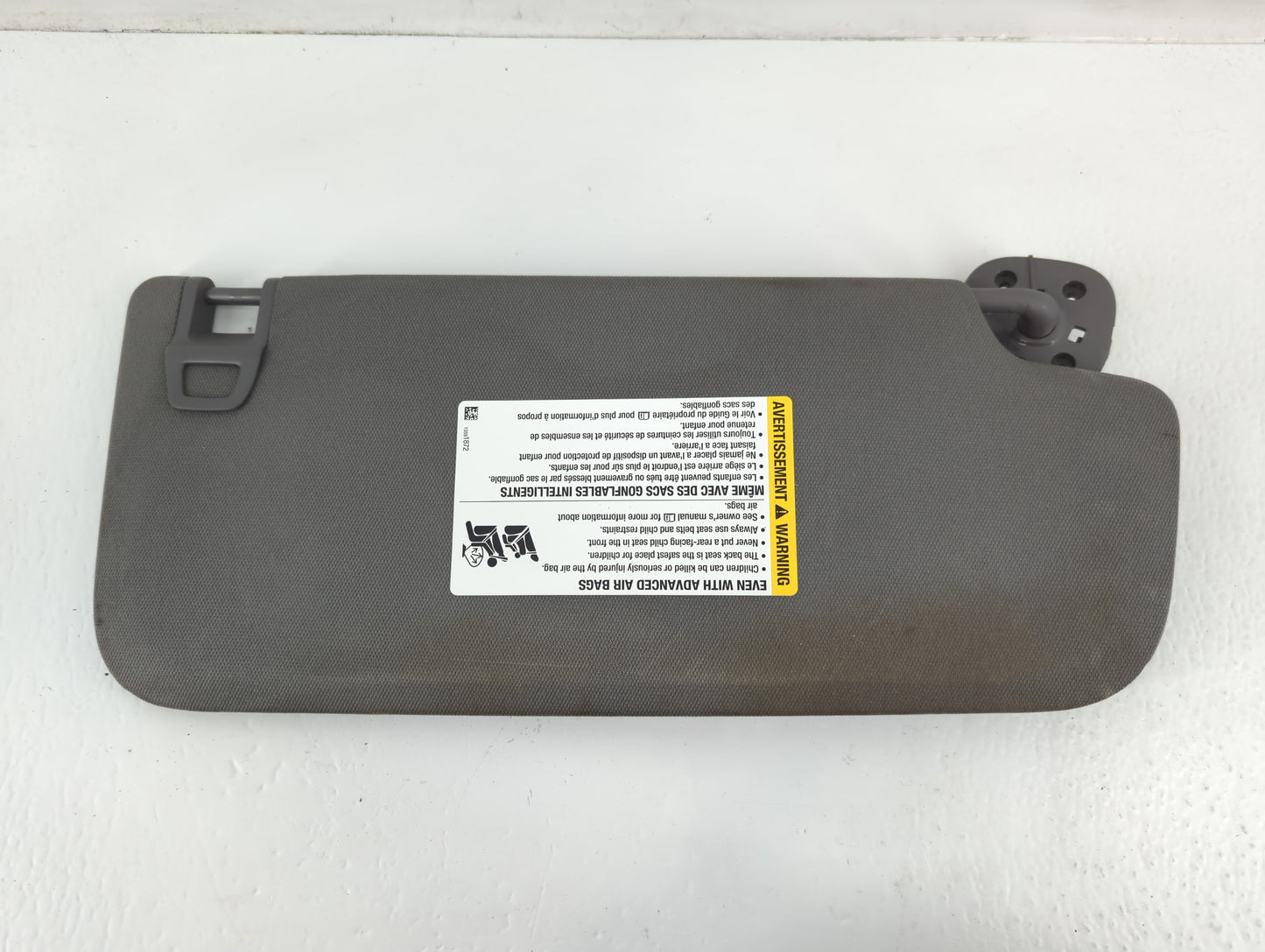 2019-2022 Chevrolet Silverado 1500 Sun Visor Shade Replacement Driver Left Mirror Fits Fits 2019 2020 2021 2022 OEM Used Auto Parts - Oemusedautoparts1.com