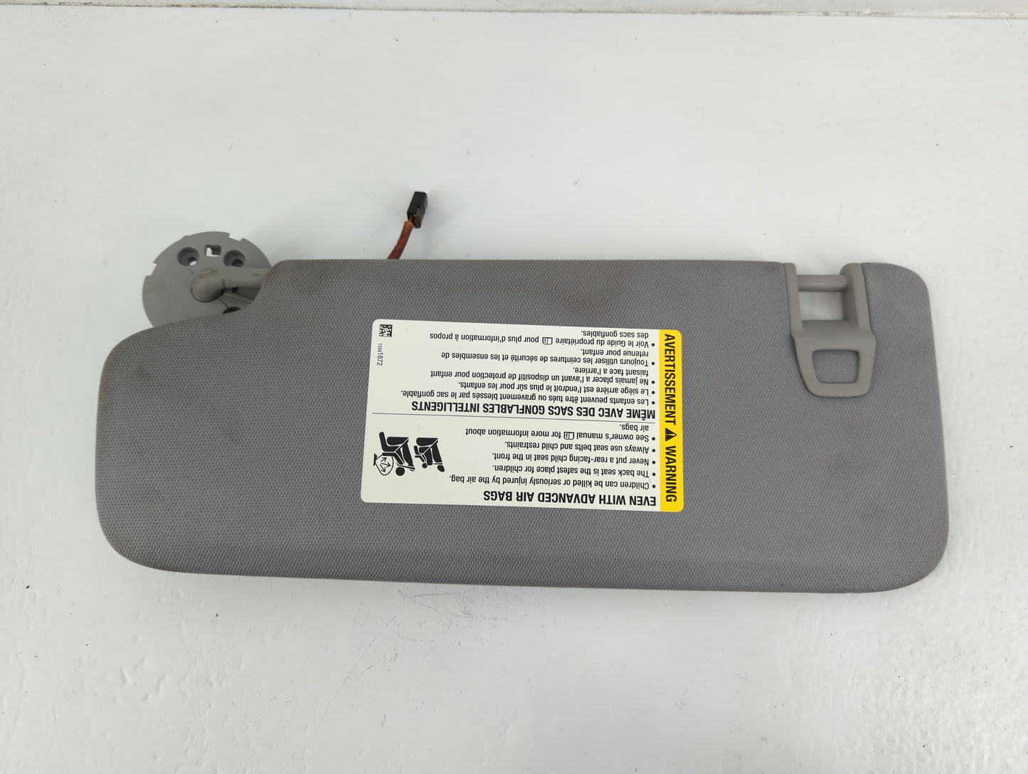 2018-2019 Chevrolet Equinox Sun Visor Shade Replacement Driver Left Mirror Fits Fits 2018 2019 OEM Used Auto Parts - Oemusedautoparts1.com