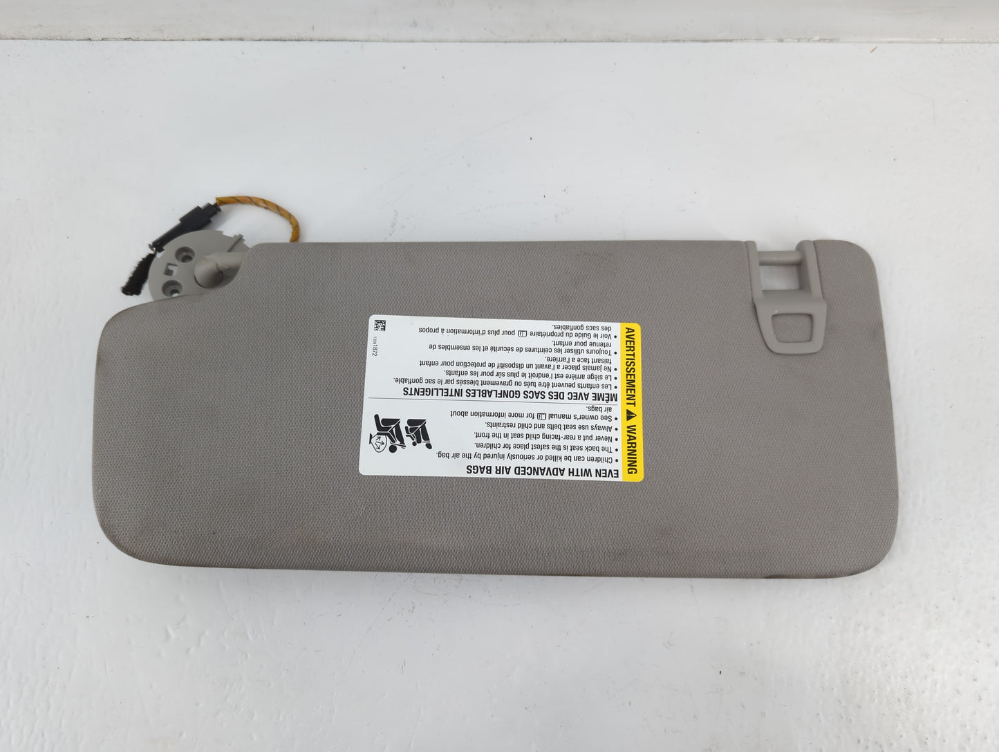 2018-2020 Buick Enclave Sun Visor Shade Replacement Passenger Right Mirror Fits Fits 2018 2019 2020 OEM Used Auto Parts - Oemusedautoparts1.com