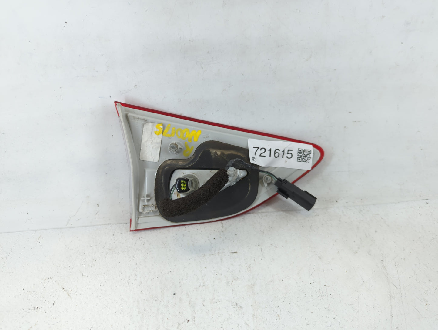 2013-2016 Ford Escape Tail Light Assembly Passenger Right OEM P/N:VPCJ5X-15515-A Fits Fits 2013 2014 2015 2016 OEM Used Auto Parts - Oemusedautoparts1.com