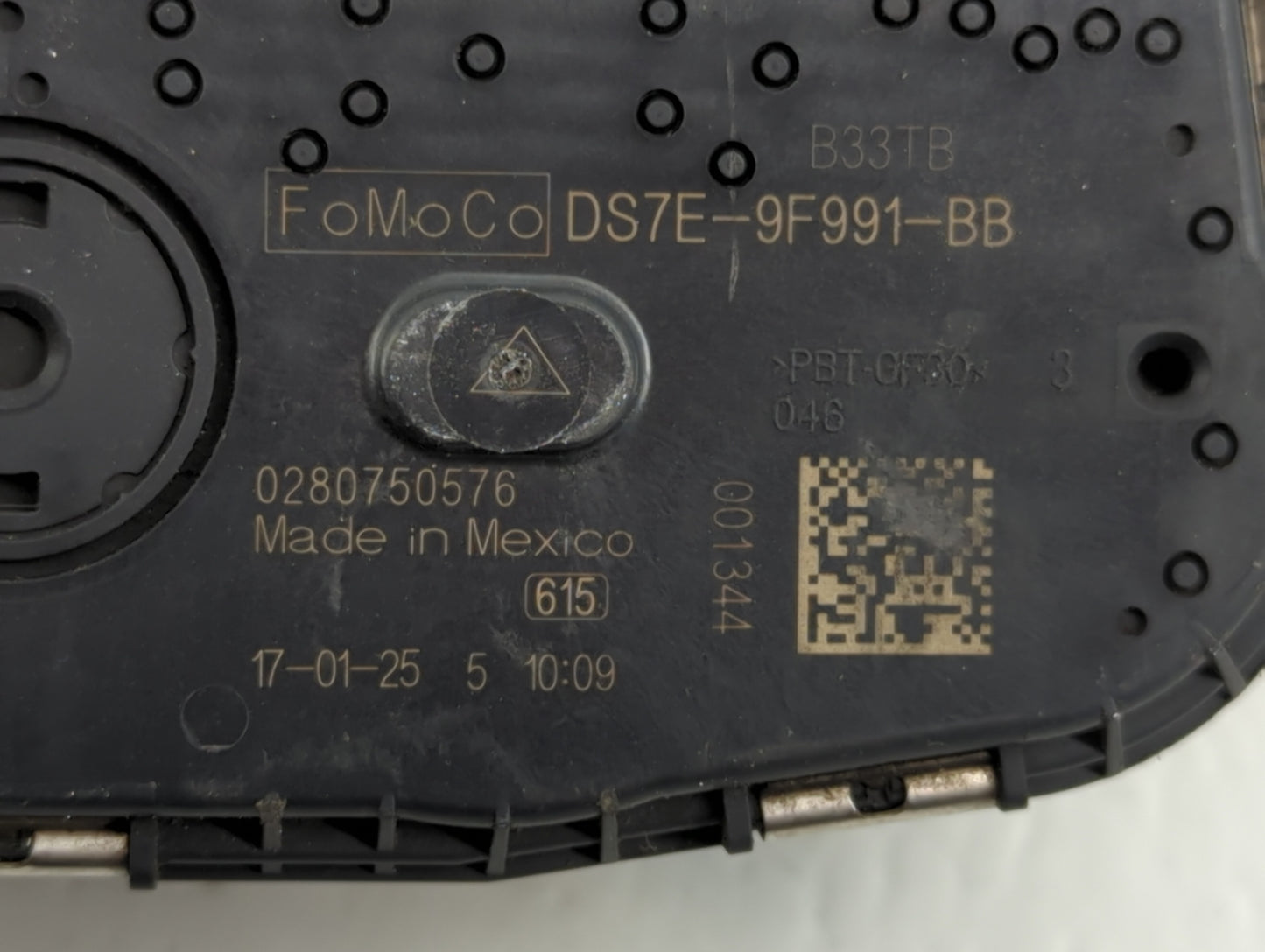 2016-2019 Ford Explorer Throttle Body P/N:AA5E-9F991-BB Fits Fits 2014 2015 2016 2017 2018 2019 2020 2021 2022 OEM Used Auto Parts - Oemusedautoparts1.com