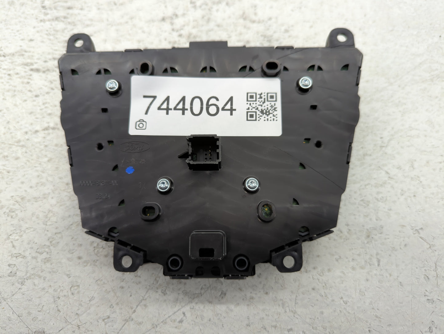 2017-2019 Ford Escape Radio AM FM Cd Player Receiver Replacement P/N:PP-T20 XXXX-18K811-XX Fits Fits 2015 2016 2017 2018 2019 OEM Used Auto Parts - Oemusedautoparts1.com