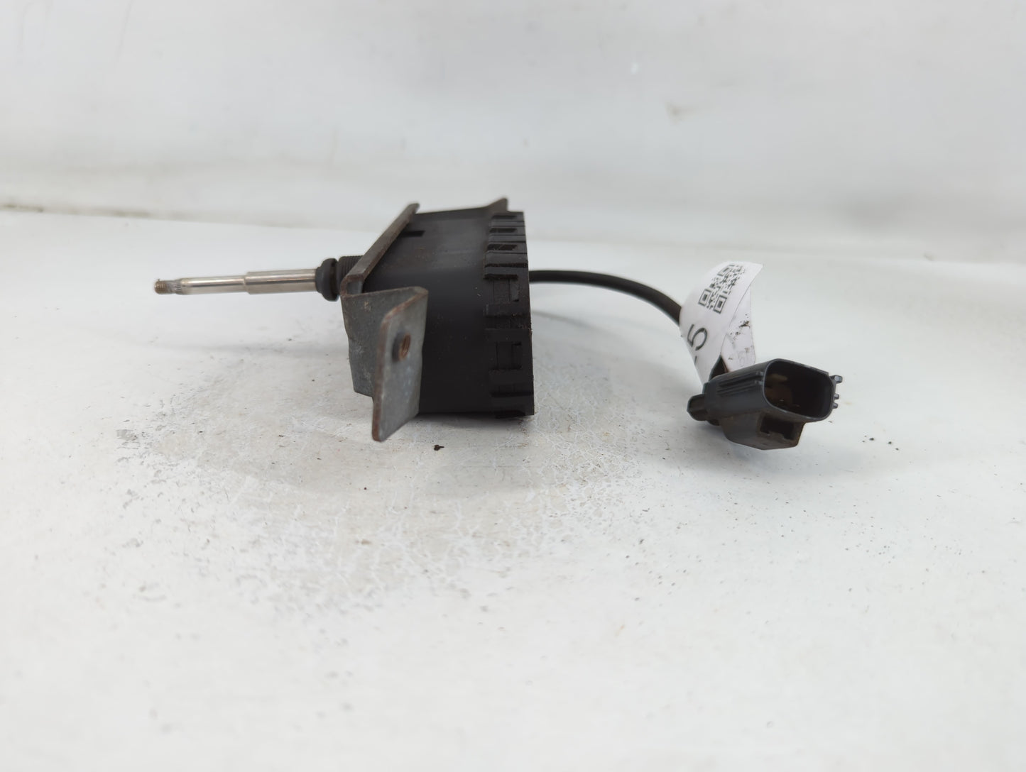 2001-2007 Volvo V70 Front Windshield Wiper Motor P/N:8620960 Fits Fits 1999 2000 2001 2002 2003 2004 2005 2006 2007 2008 2009 OEM Used Auto Parts - Oemusedautoparts1.com