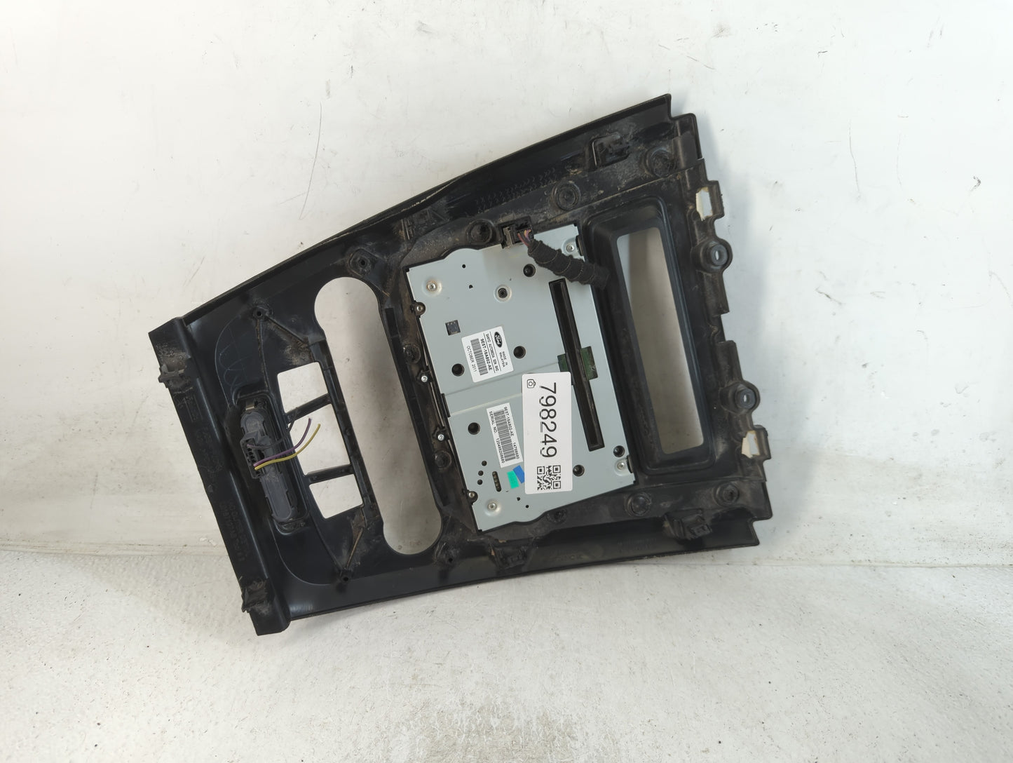 2010-2012 Ford Fusion Radio AM FM Cd Player Receiver Replacement P/N:9E5T-18A802-AE Fits Fits 2010 2011 2012 OEM Used Auto Parts - Oemusedautoparts1.com