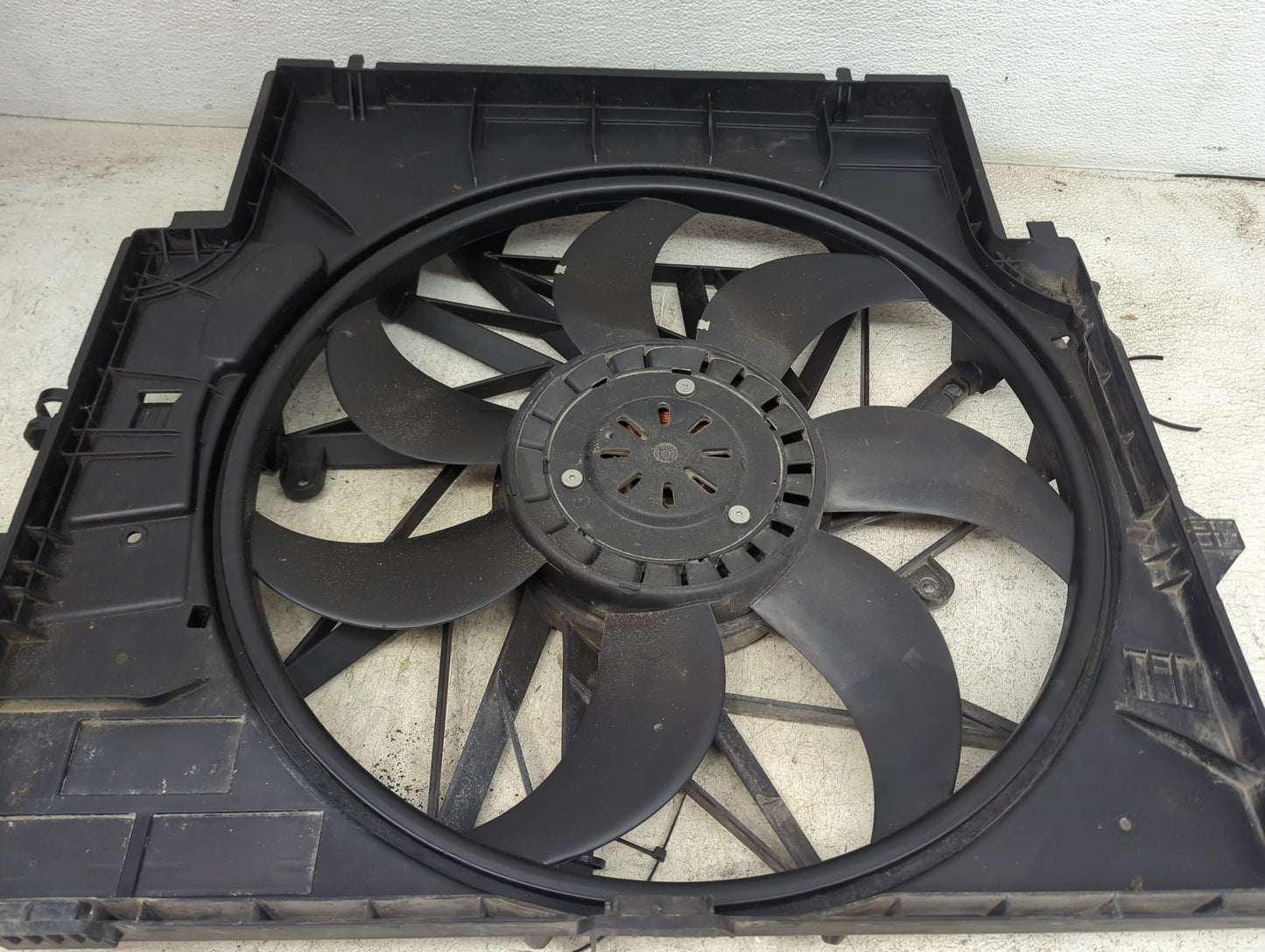 2010 Bmw Uc-1/8 Electric Radiator Cooling Fan Motor Assembly P/N:17427601176-03 M149991-B, 17427601676, 161419 10 Fits OEM U
