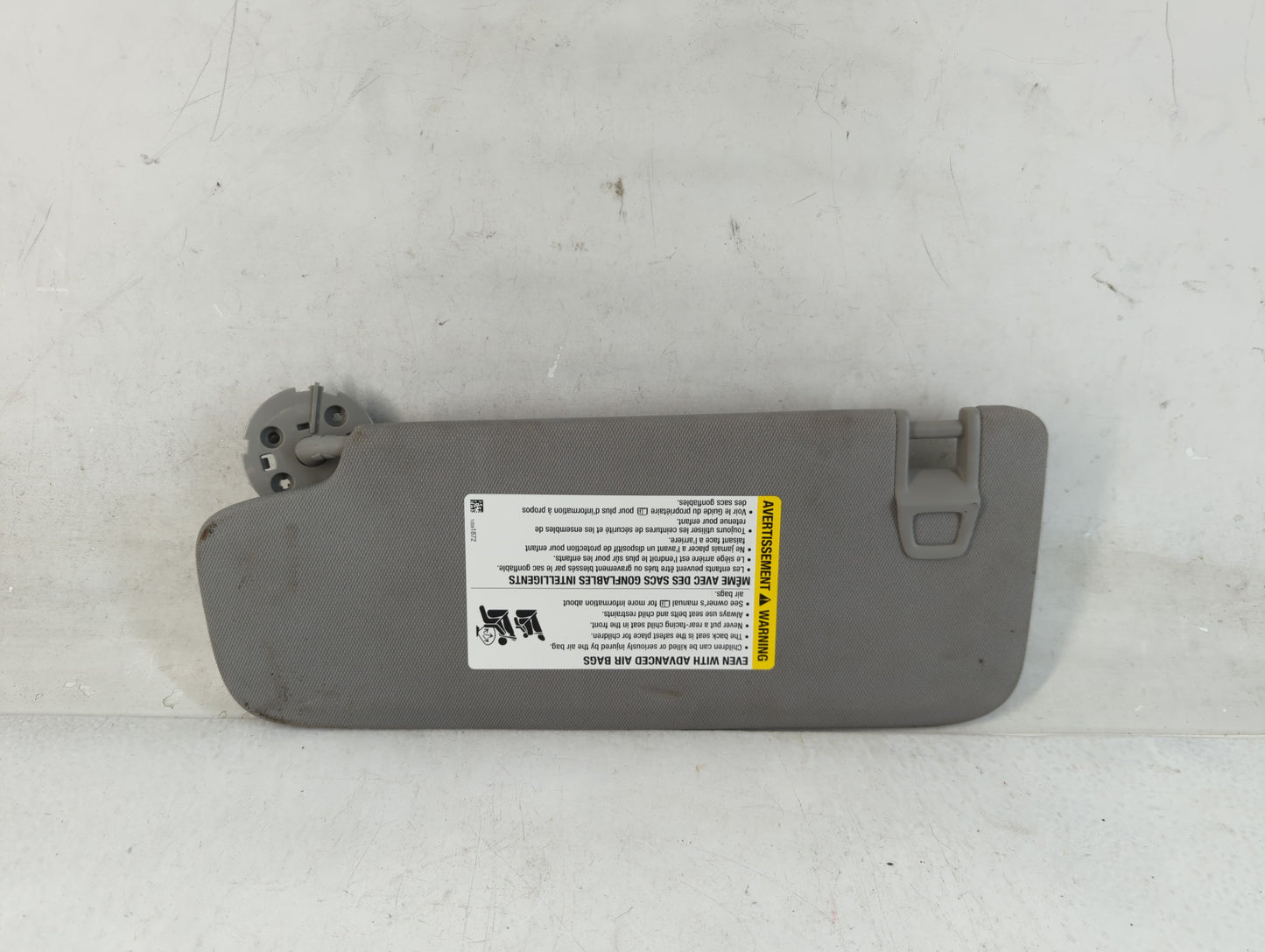 2018-2019 Chevrolet Equinox Sun Visor Shade Replacement Passenger Right Mirror Fits Fits 2018 2019 OEM Used Auto Parts - Oemusedautoparts1.com