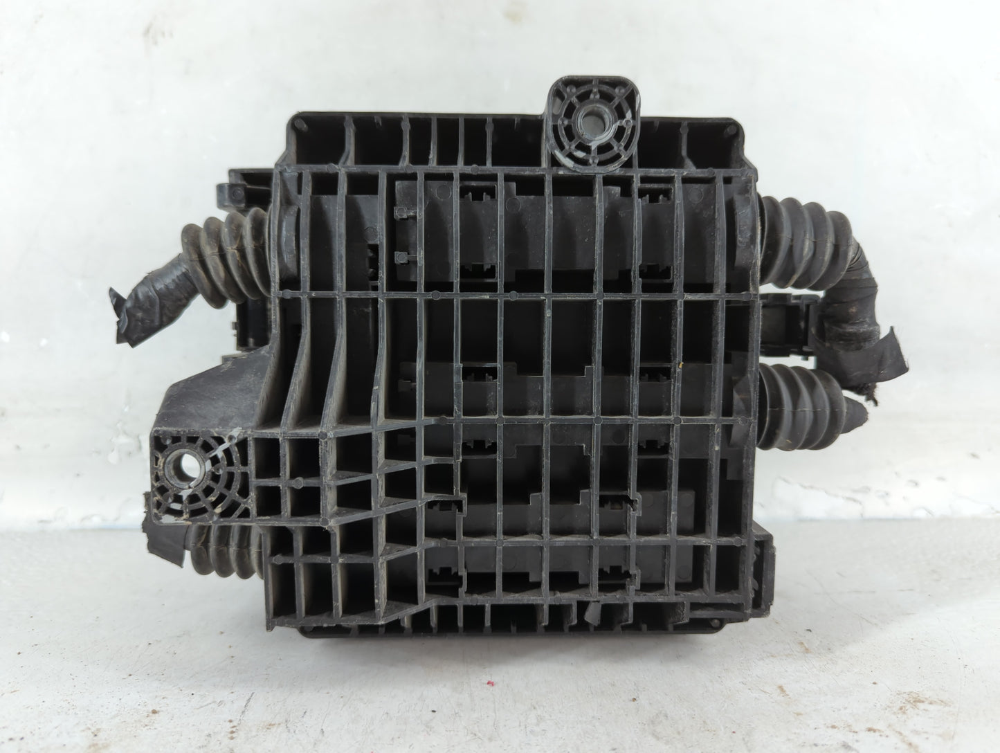 2018-2019 Chevrolet Traverse Fusebox Fuse Box Panel Relay Module P/N:7171-4521-30 Fits Fits 2018 2019 OEM Used Auto Parts - Oemusedautoparts1.com