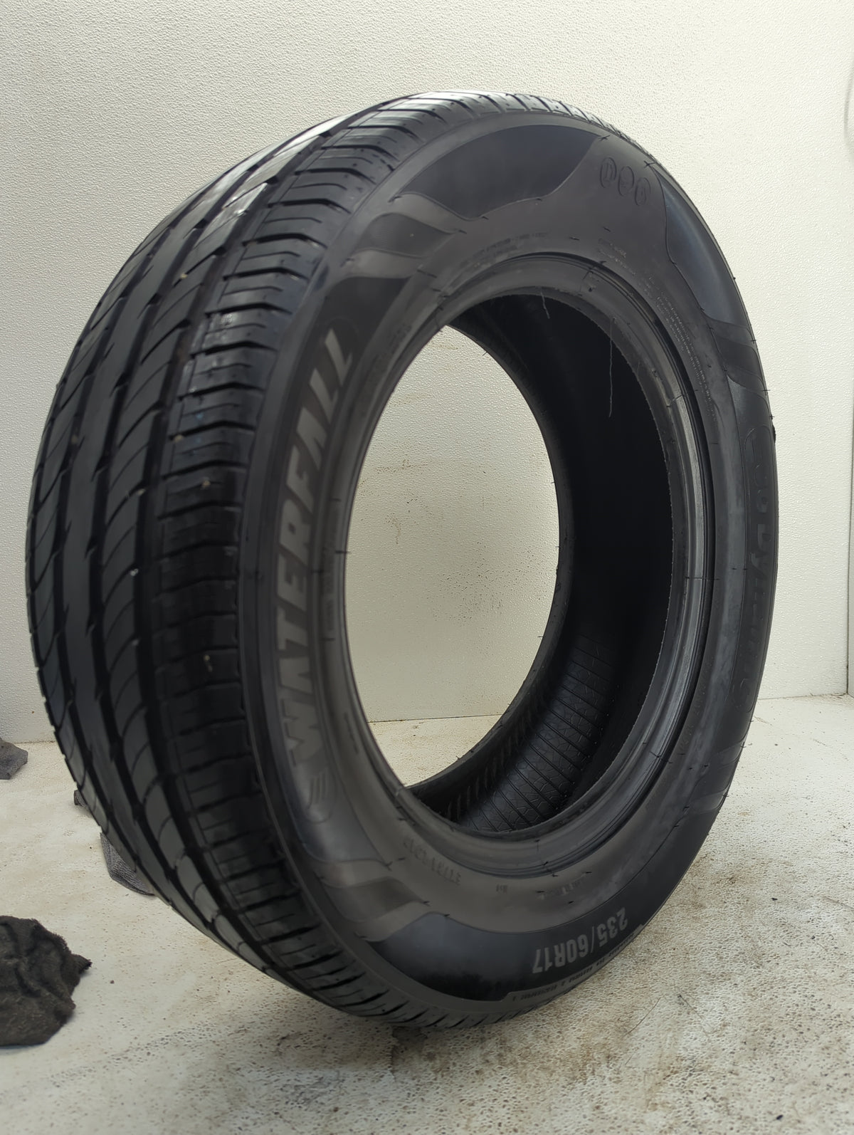 Used Tire 235/60R17 WATERFALL ECO DYNAMIC 106H - Tread Depth 7/32 - Oemusedautoparts1.com