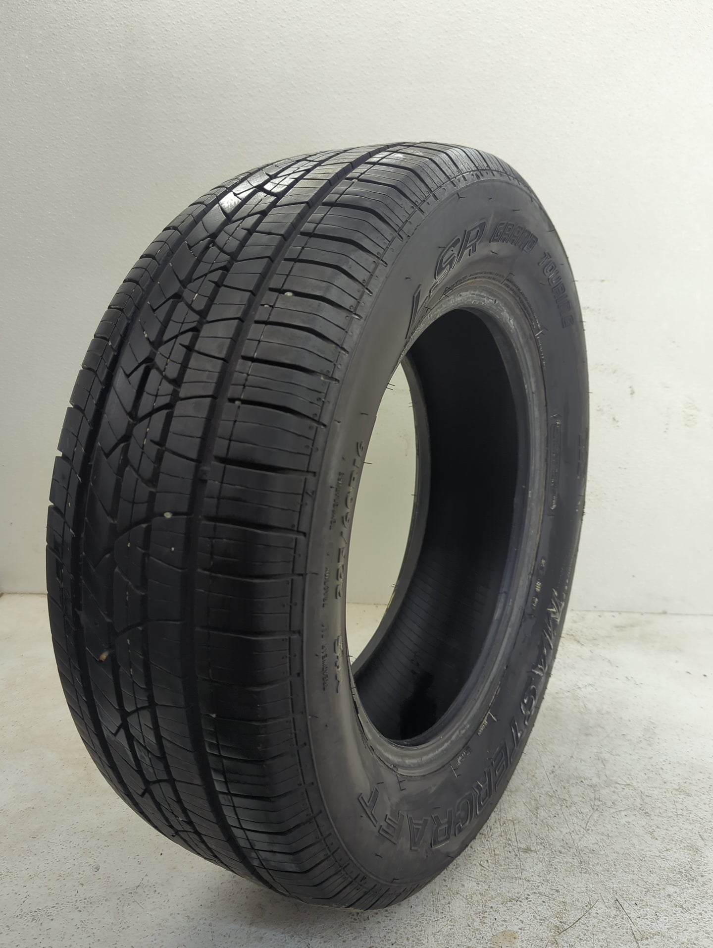 Used Tire 225/60R16 MASTERCRAFT LSR GRAND TOURING 98T - Tread Depth 7/32 - Oemusedautoparts1.com
