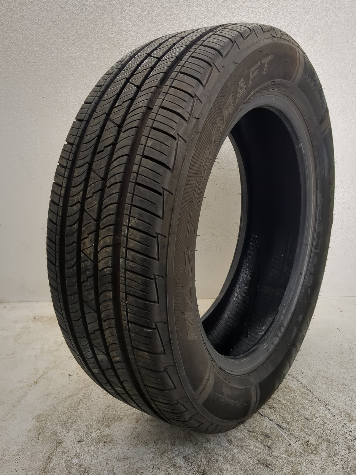 Used Tire 225/60R18 MASTERCRAFT COURSER QUEST PLUS 100H - Tread Depth 9.5/32 - Oemusedautoparts1.com