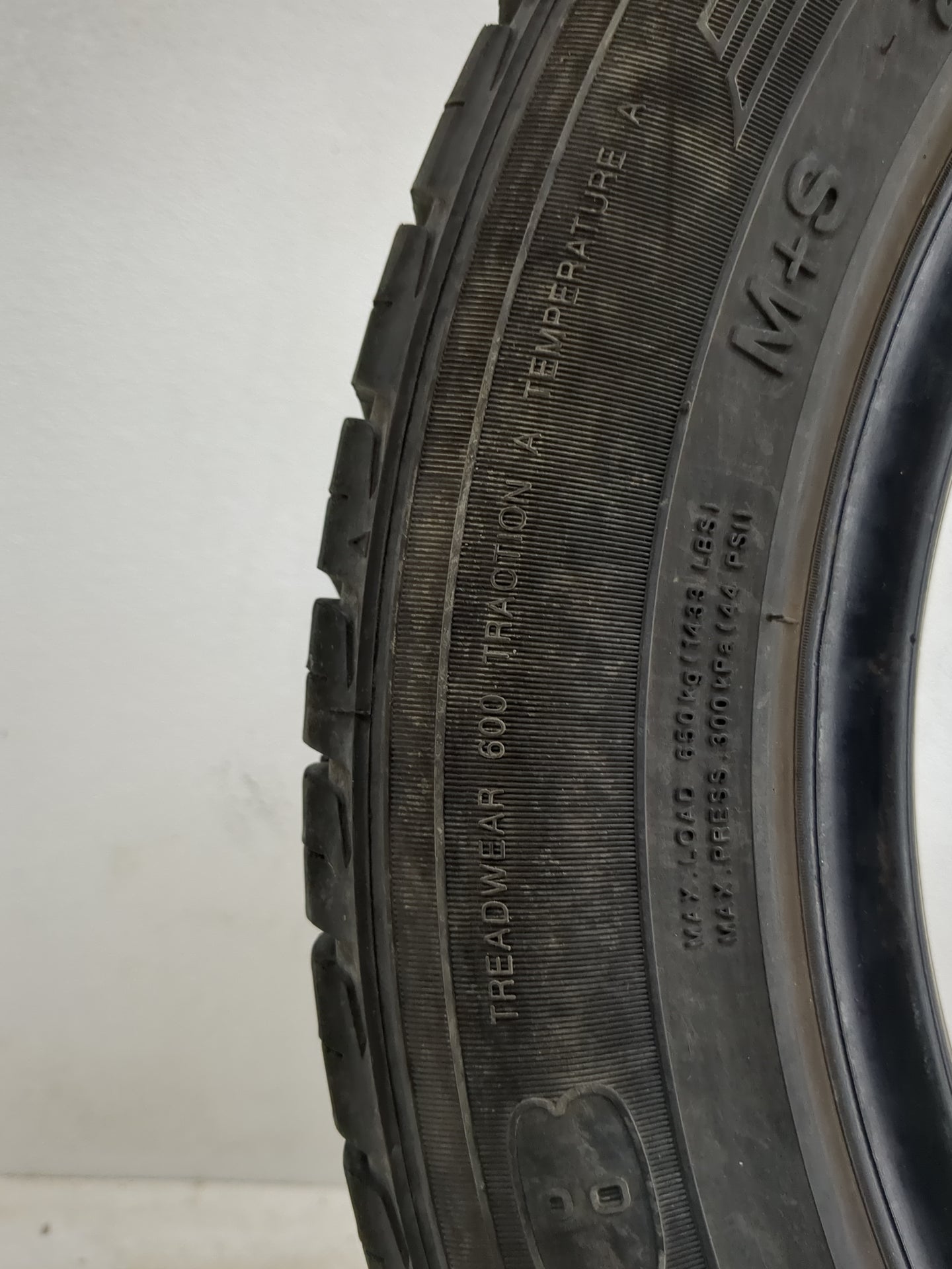 Used Tire 215/55R16 RADAR DIMAX A/S-8 93V - Tread Depth 8.5/32 - Oemusedautoparts1.com