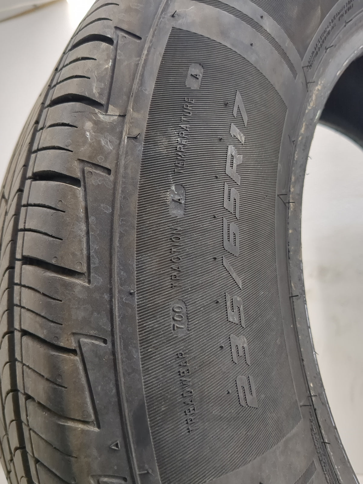Used Tire 235/65R17 MASTERCRAFT COURSER QUEST 104H - Tread Depth 9/32 - Oemusedautoparts1.com