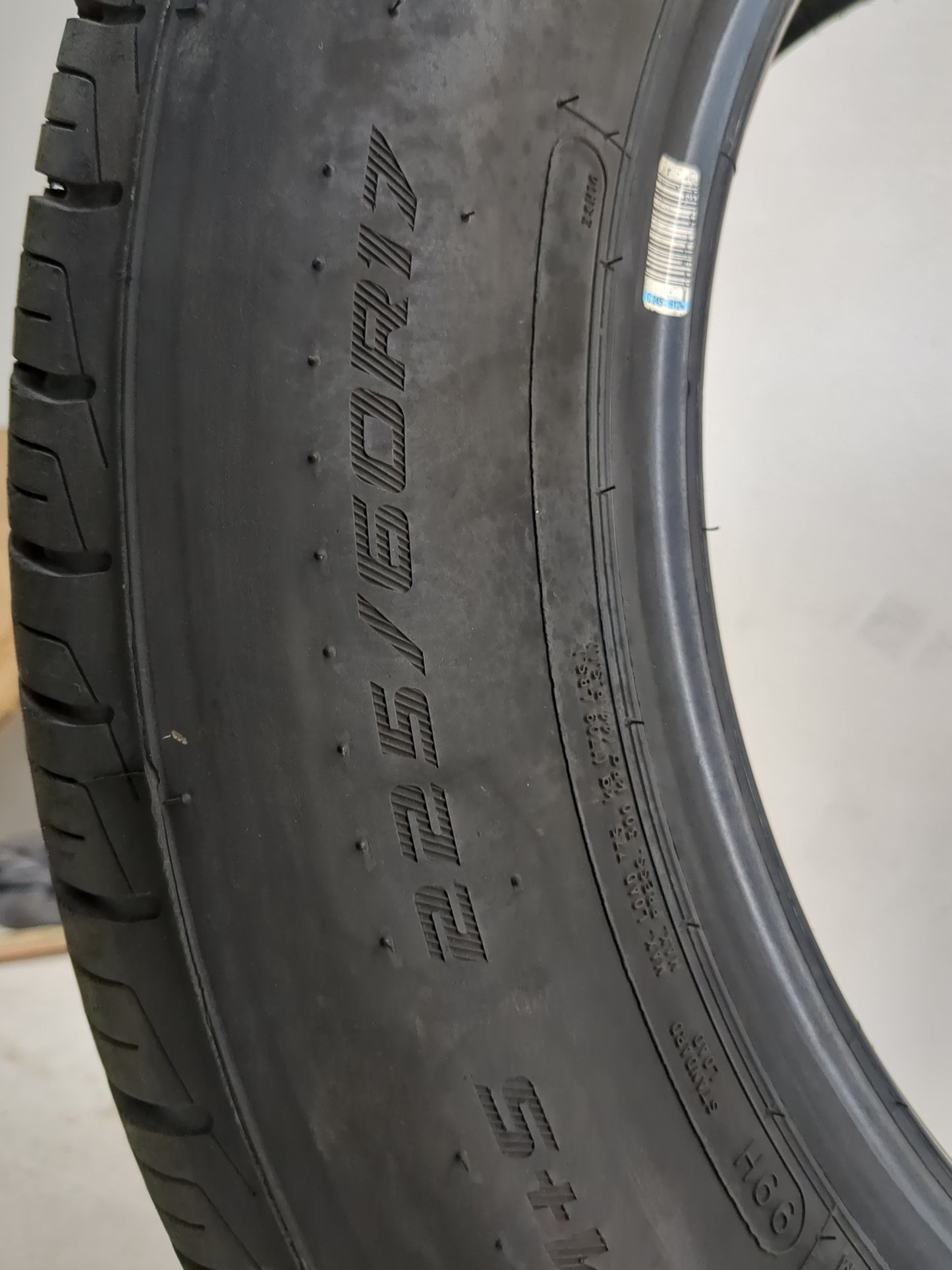 Used Tire 225/60R17 ARIZONIAN SILVER EDITION ALL SEASON 99H - Tread Depth 9/32 - Oemusedautoparts1.com
