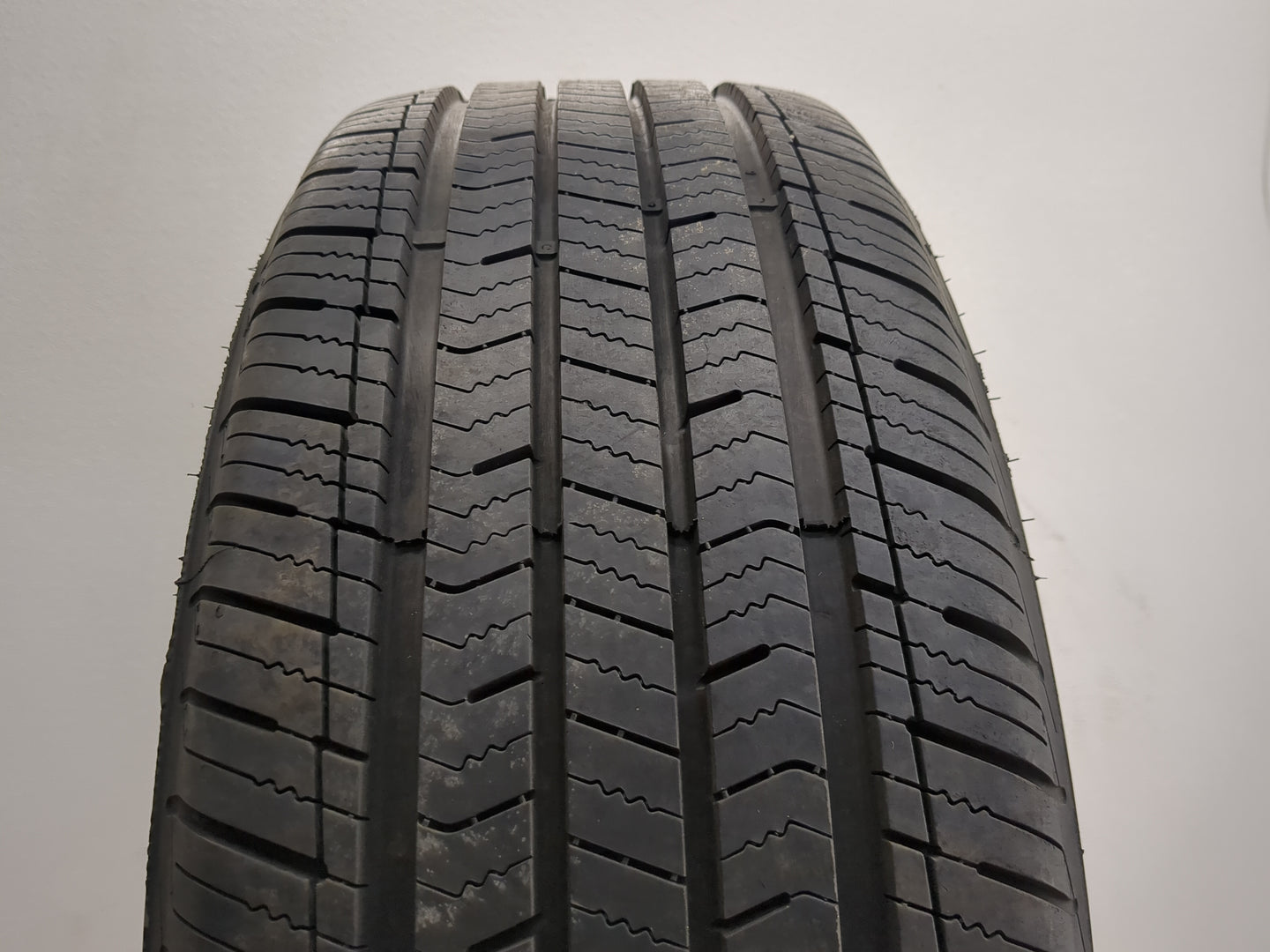 Used Tire 225/60R17 ARIZONIAN SILVER EDITION ALL SEASON 99H - Tread Depth 9/32 - Oemusedautoparts1.com