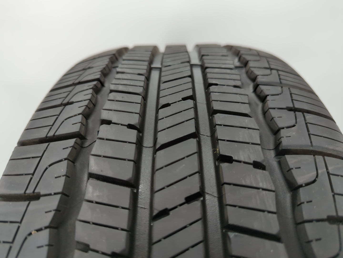 Used Tire 225/50R17 GOODYEAR RELIANT ALL SEASON 94V All Season - 9/32 - Oemusedautoparts1.com