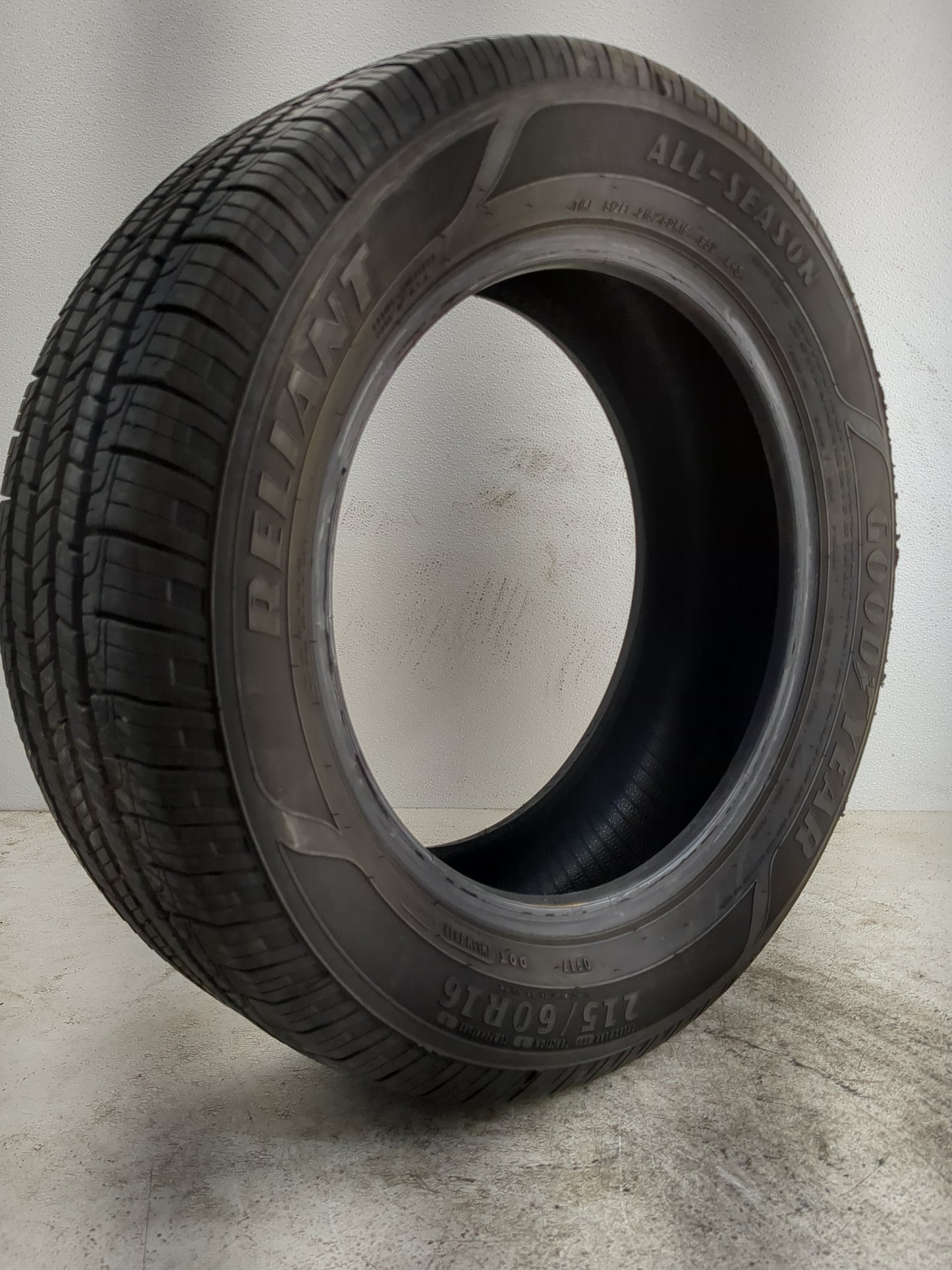 Used Tire 215/60R16 GOODYEAR RELIANT ALL SEASON 95V - Tread Depth 9.5/32 - Oemusedautoparts1.com