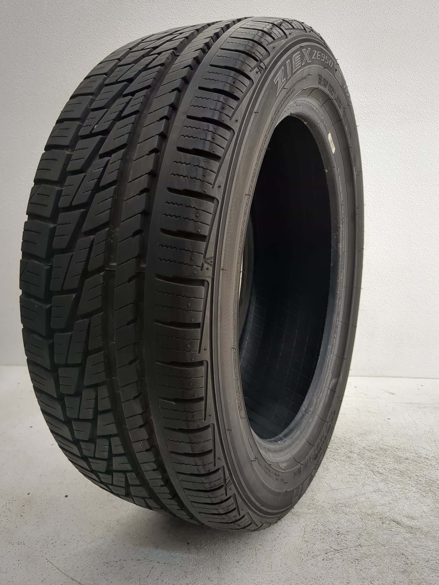 Used Tire 205/50R16 FALKEN ZIEX ZE950 87V - Tread Depth 8.5/32 - Oemusedautoparts1.com