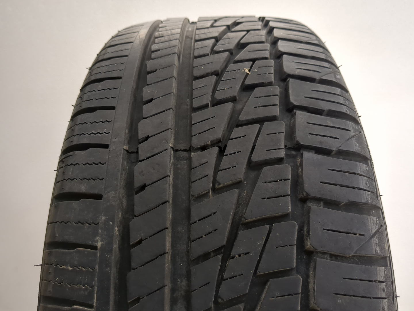 Used Tire 205/50R16 FALKEN ZIEX ZE950 87V - Tread Depth 8.5/32 - Oemusedautoparts1.com