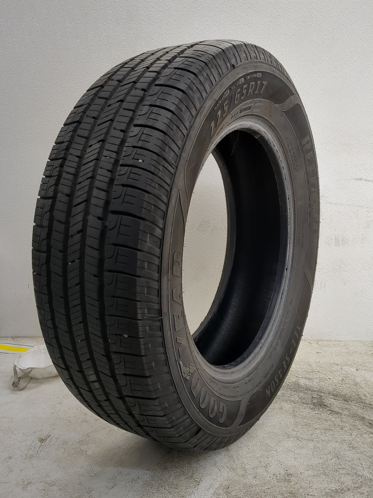 Used Tire 225/65R17 GOODYEAR RELIANT ALL-SEASON 102H - Tread Depth 8/32 - Oemusedautoparts1.com