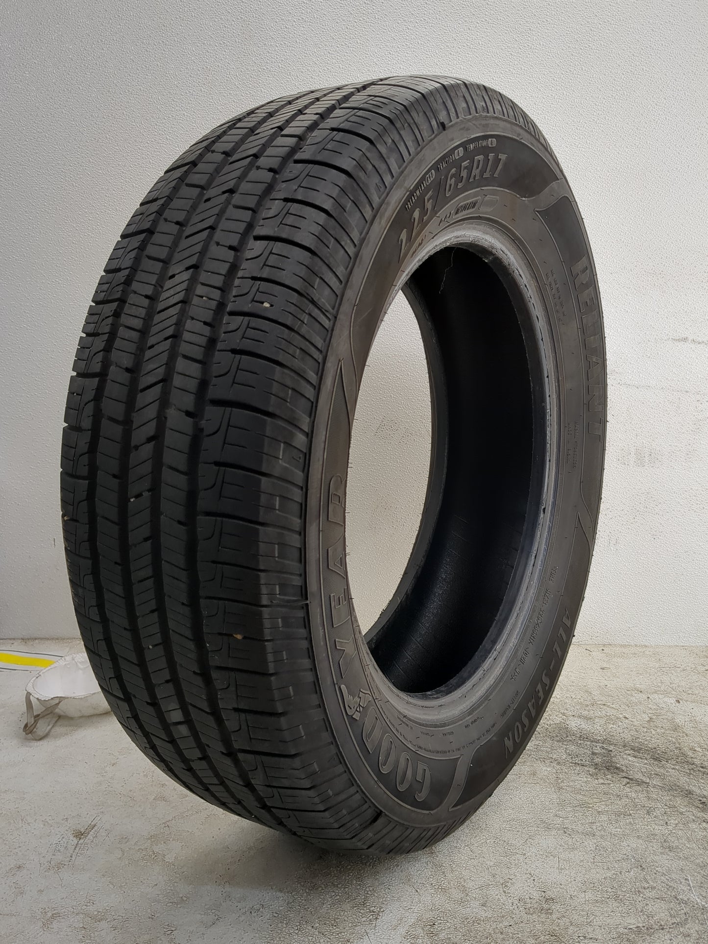 Used Tire 225/65R17 GOODYEAR RELIANT ALL SEASON 102H - Tread Depth 10/32 - Oemusedautoparts1.com